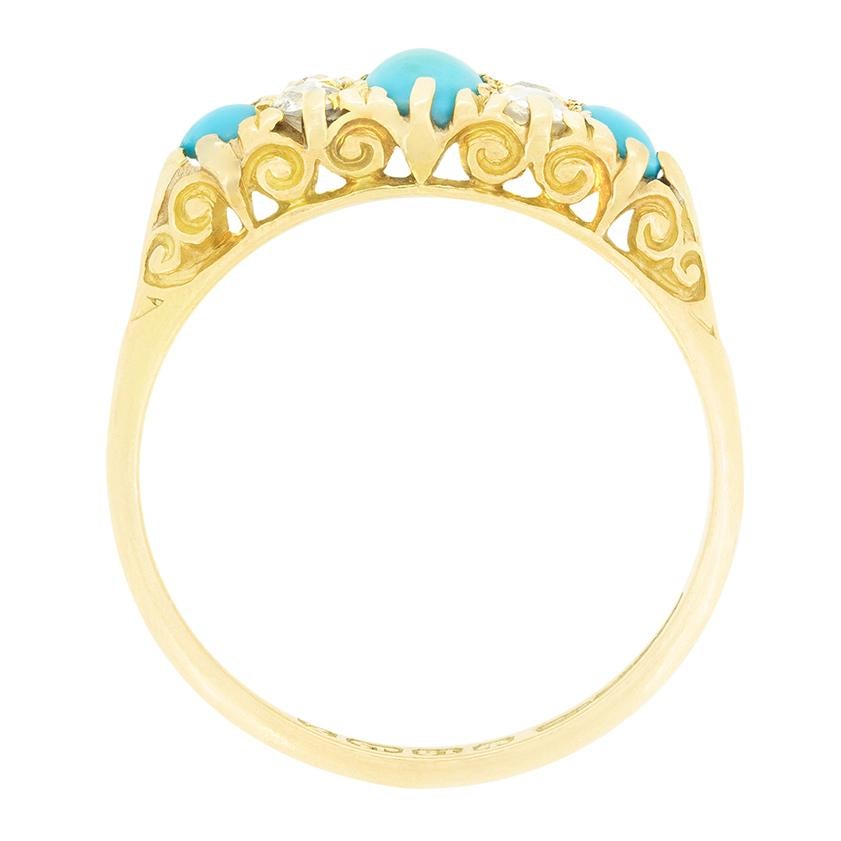 Avec des poinçons datant de 1924, cette merveilleuse bague �à tige sculptée...  présente un trio de turquoises, accompagné de diamants de taille ancienne. La turquoise centrale est la plus grande avec 0,25 carat, tandis que les deux turquoises