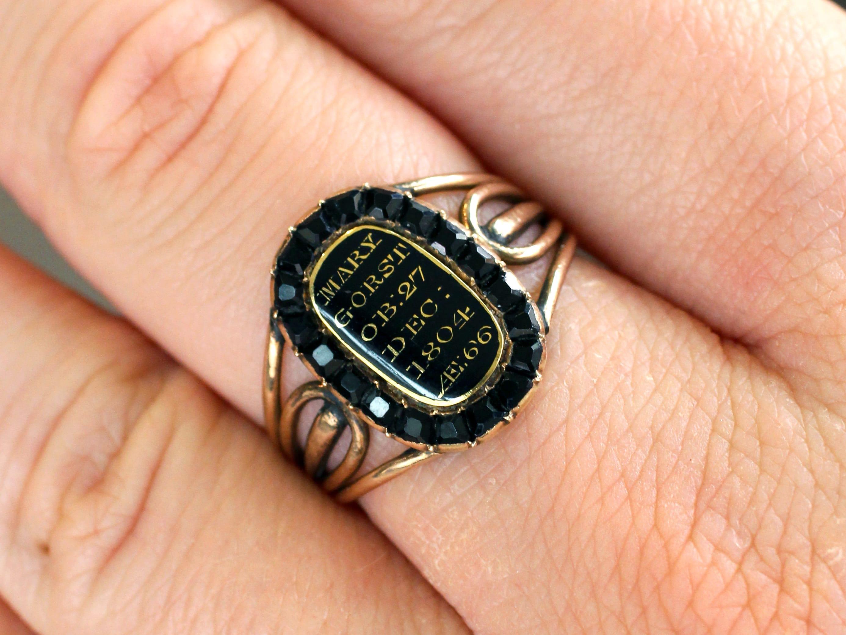 Antique 0.57Ct Jet, Black Enamel and 9k Yellow Gold Mourning Ring Circa 1804 In Excellent Condition For Sale In Jesmond, Newcastle Upon Tyne