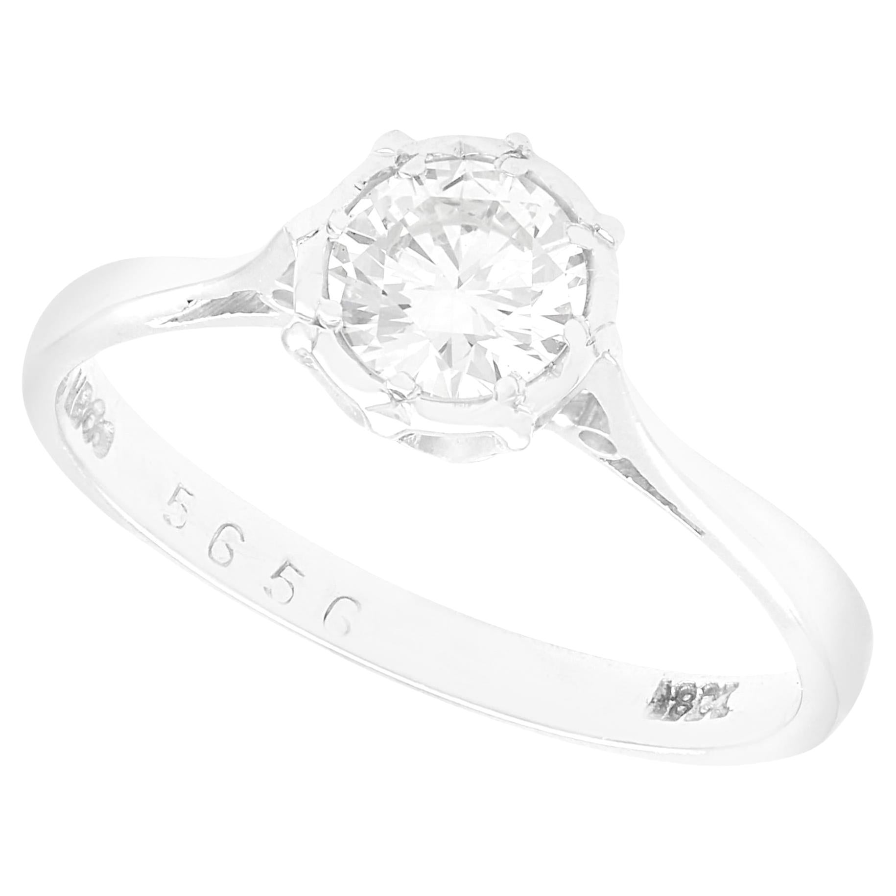 Bague de fiançailles solitaire ancienne en or blanc 18 carats avec diamants de 0,59 carat en vente