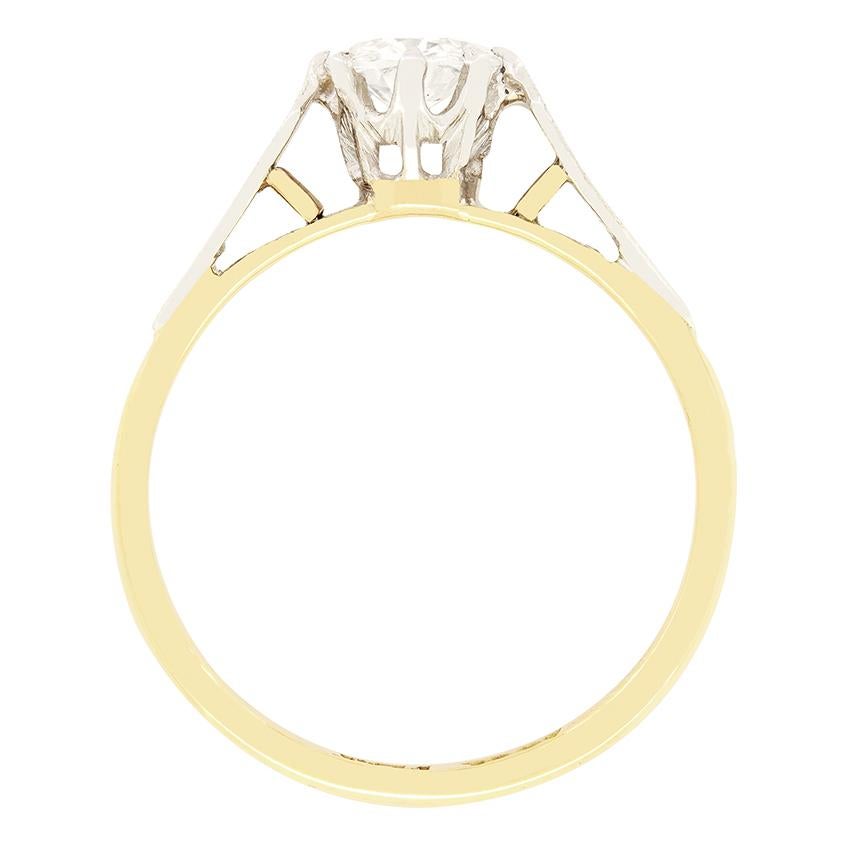 Realizzato negli anni '30, questo anello solitario senza tempo presenta un singolo diamante di taglio transitorio al centro. La pietra da 0,60 carati ha un colore I e una purezza VS. È incastonato in una pinza di platino ed è affiancato da splendidi