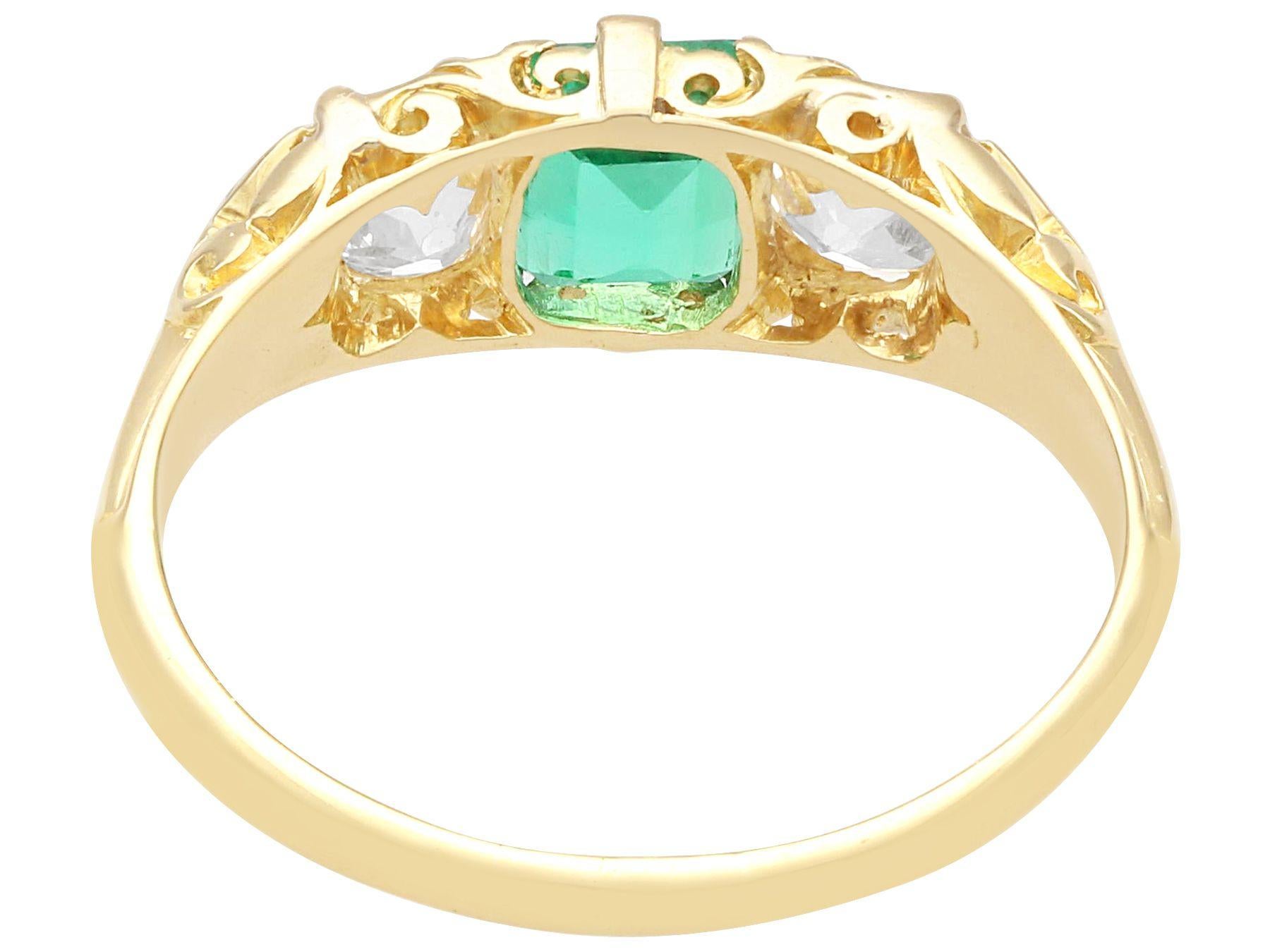 Antique 0.64ct Emerald 0.79ct Diamond 18k Yellow Gold Trilogy Ring, circa 1920 In Excellent Condition For Sale In Jesmond, Newcastle Upon Tyne