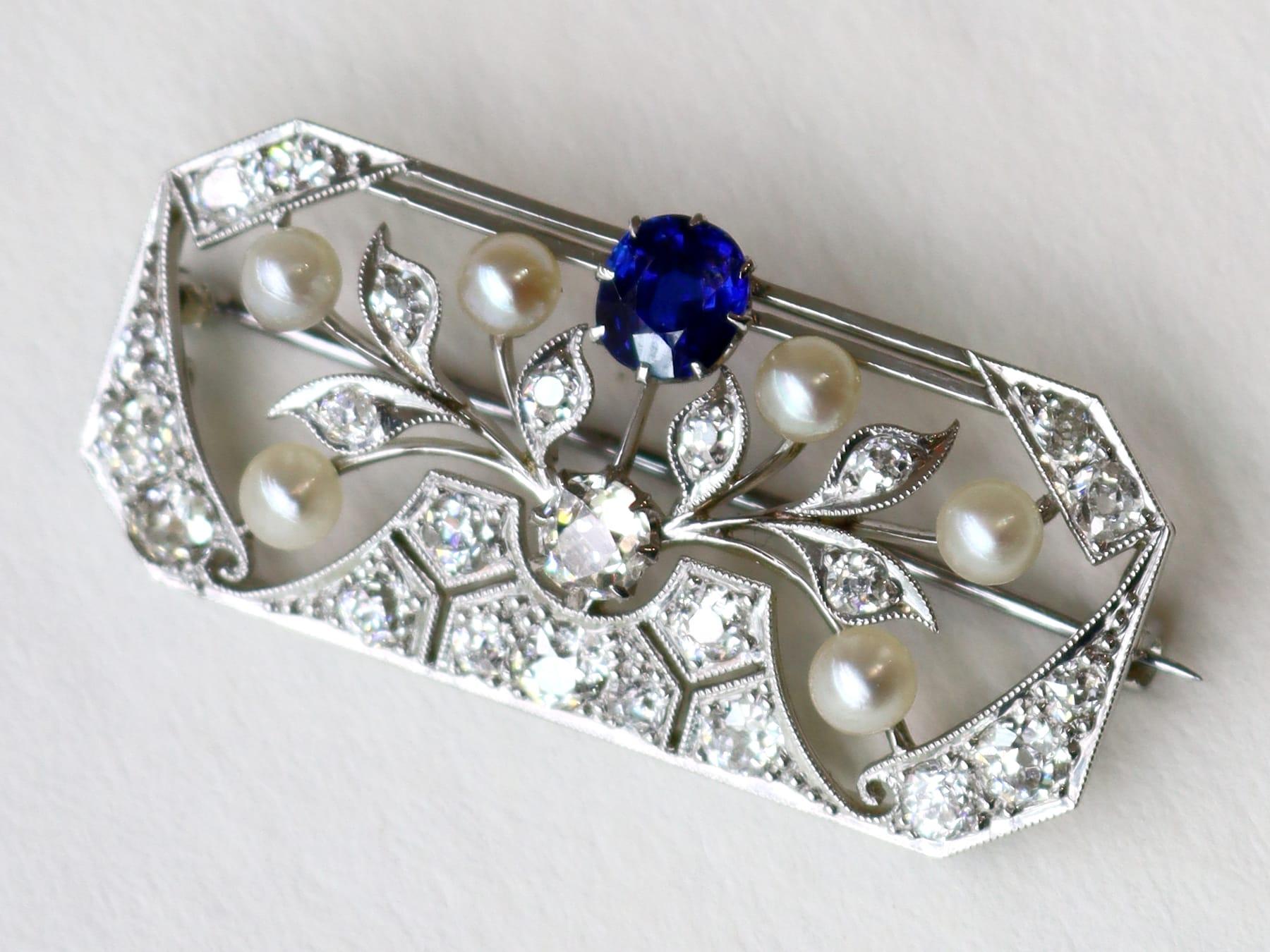 Round Cut Antique 0.65Ct Sapphire, 2.77Ct Diamond and Pearl, 18k White Gold Brooch For Sale