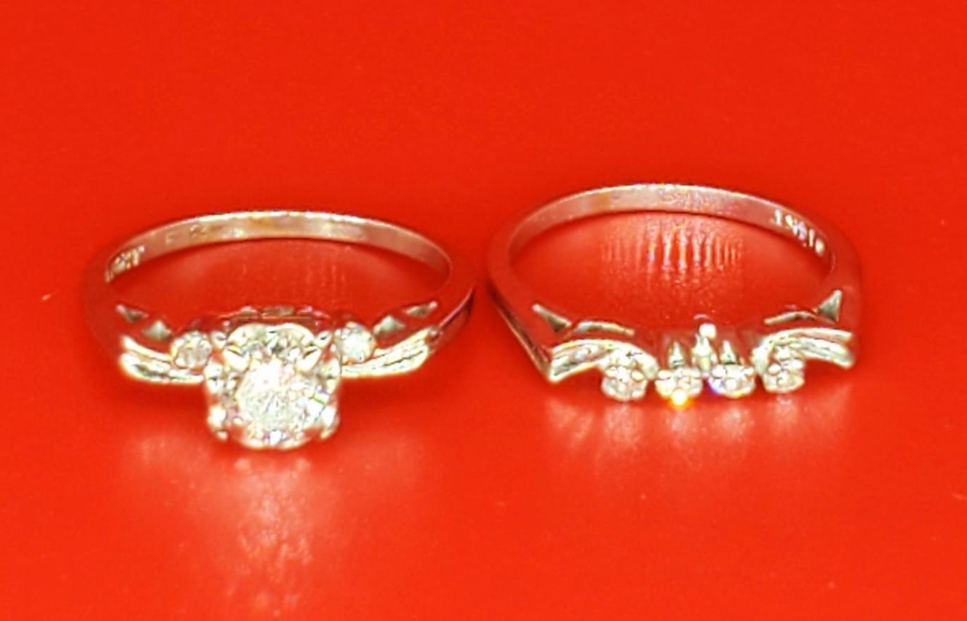 Antique 0.70 Carat Diamonds 2-Piece Wavy Engagement Ring 14 Karat White Gold For Sale 1