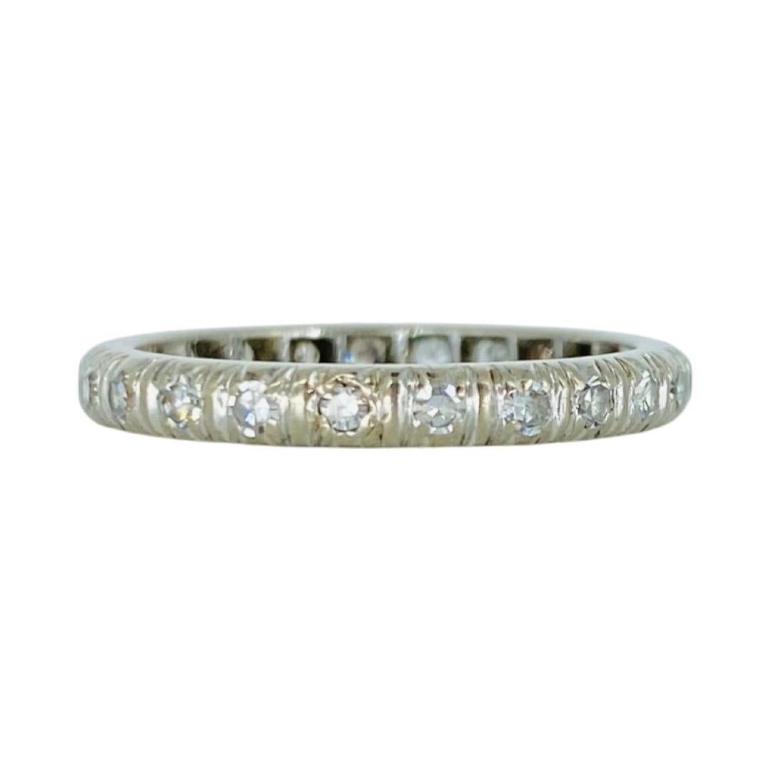 Antiker 0,70 Karat Diamanten Ewigkeitsring 14k Weißgold. Die vorgestellten Diamanten sind einseitig geschliffene, runde Erddiamanten. Der Ring hat ein wunderschönes Design, das in jedem Winkel glänzt. Der Ring ist eine Größe 7,5 und wiegt 2,7g
Der