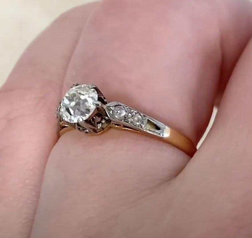 Cette exquise bague de l'époque édouardienne, fabriquée à la main vers 1900, est ornée d'un superbe diamant de taille européenne ancienne d'environ 0,7 carat. De couleur I et de pureté VS2, la pierre centrale est solidement sertie dans des griffes