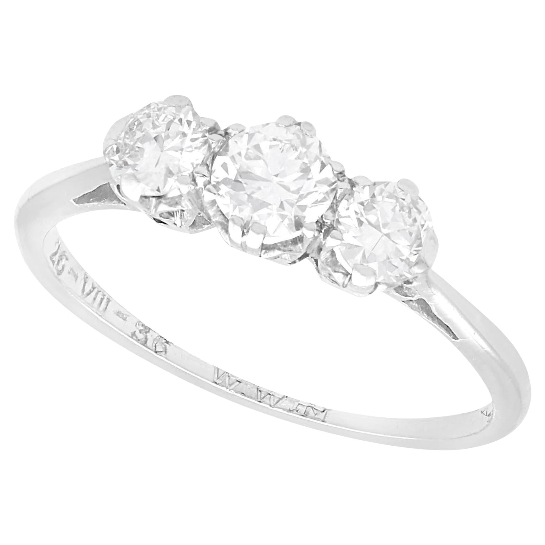Antiker 0,75 Karat Diamant und Platin Trilogy-Ring