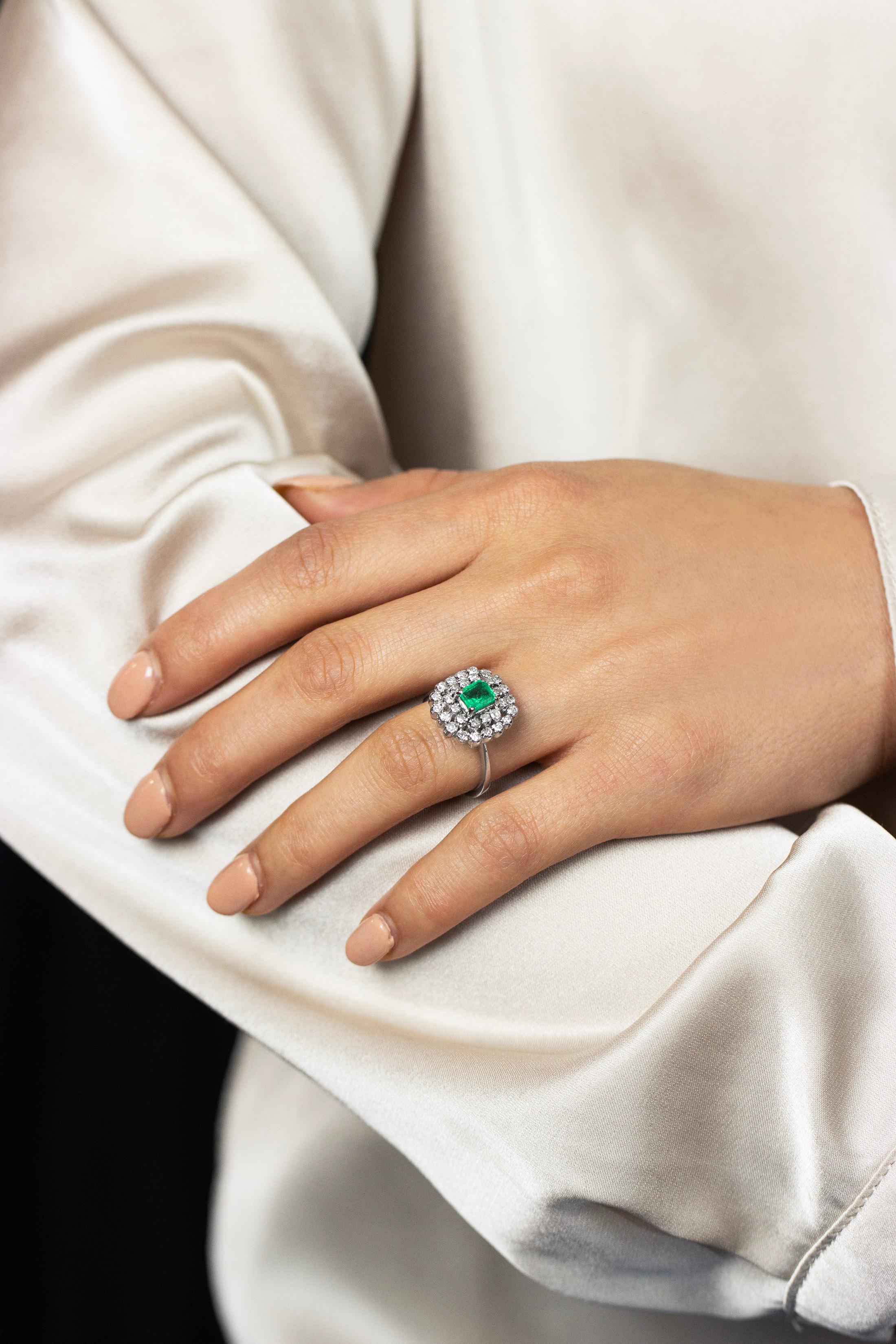 Antique 0.75 Carat Emerald Cut Emerald & Diamond Cluster White Gold Fashion Ring For Sale 2
