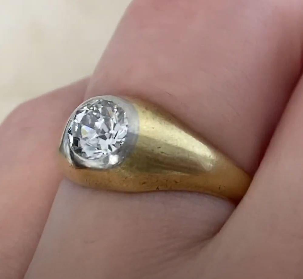 Cette exquise bague ancienne met en valeur un diamant de taille européenne ancienne, d'environ 0,70 carats, de couleur J et de pureté VS1. Le diamant est solidement serti dans une monture en platine, ce qui garantit sa beauté et sa durabilité. La