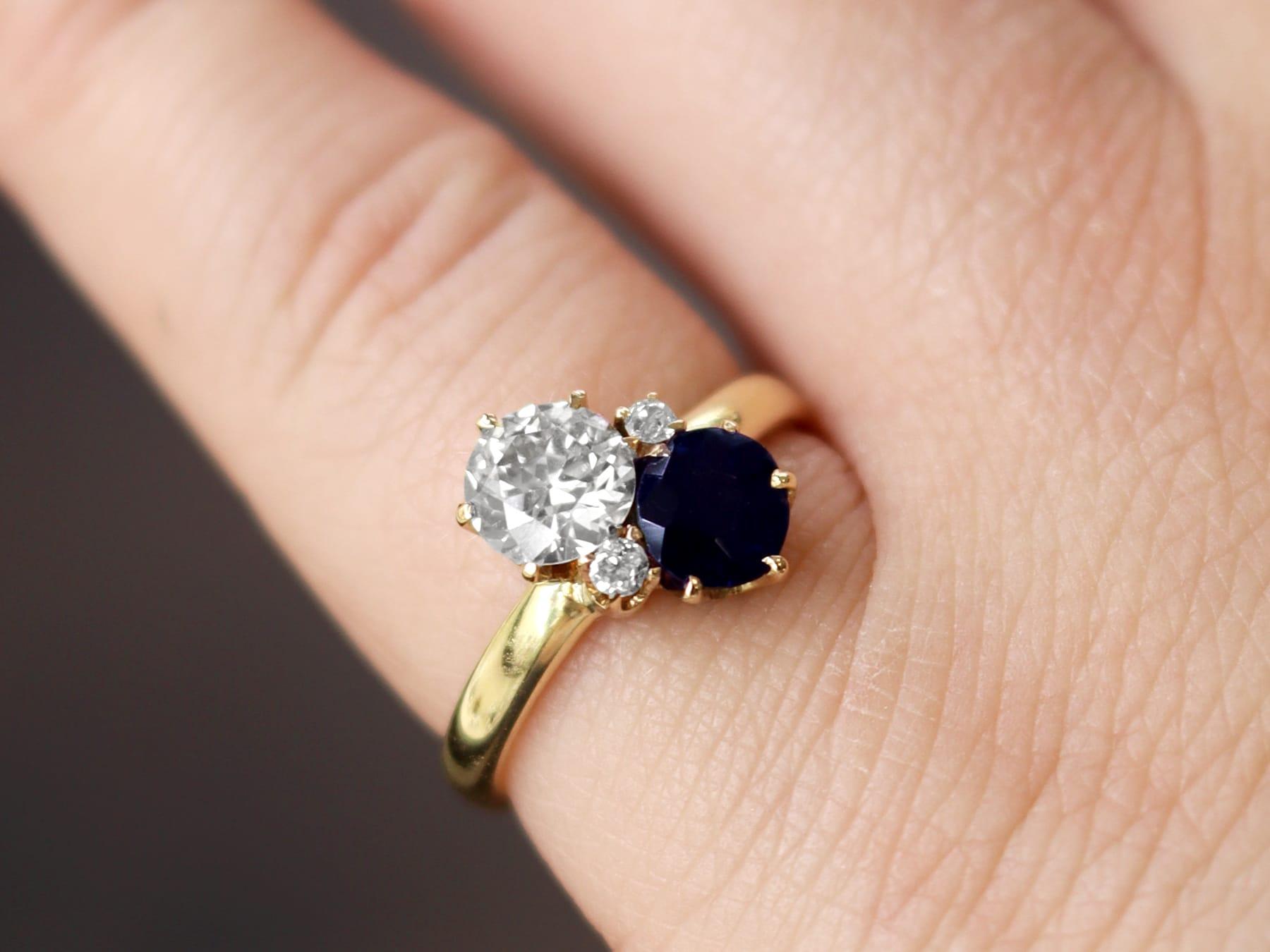 Taille ronde Bague ancienne en or jaune 14 carats avec saphir de 0,78 carat et diamant de 0,88 carat, c. 1910 en vente