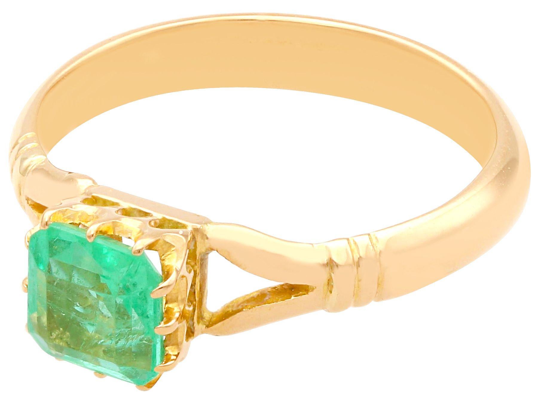 Antiker Ring aus Gelbgold mit 0,79 Karat Smaragd und Gelbgold (Carréeschliff) im Angebot