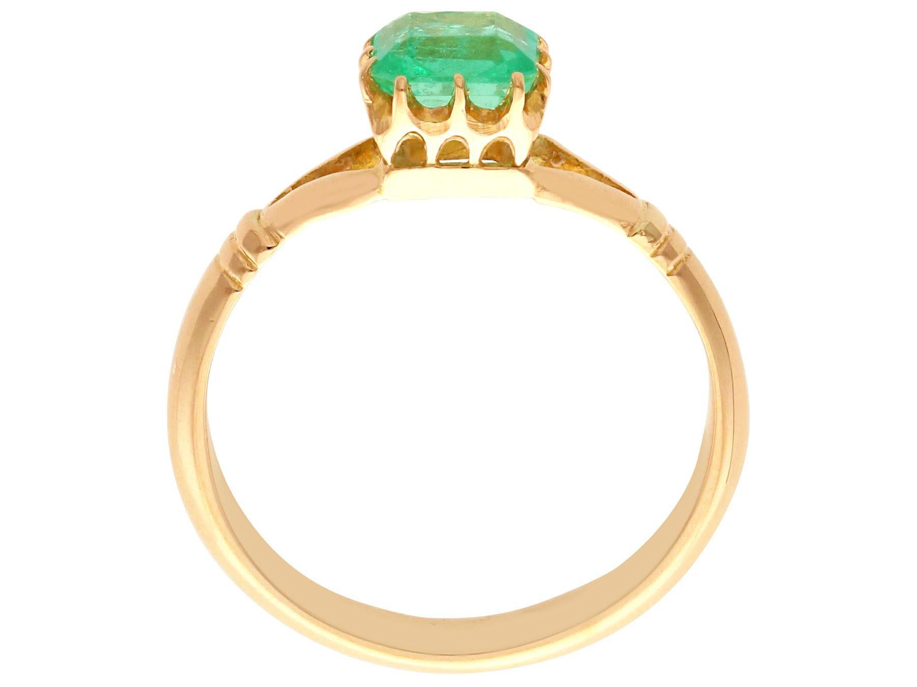 Antiker Ring aus Gelbgold mit 0,79 Karat Smaragd und Gelbgold für Damen oder Herren im Angebot