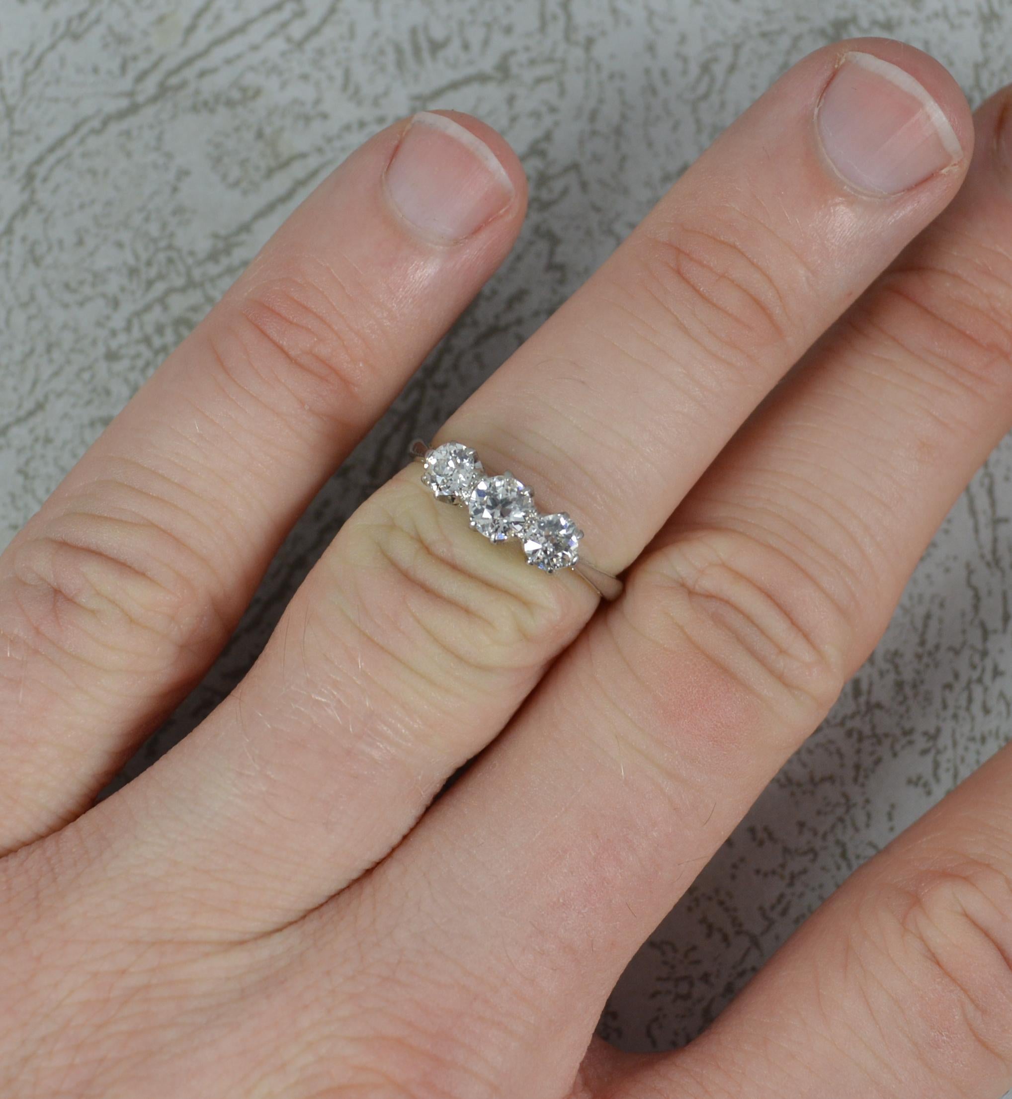 Ein prächtiger Diamant-Trilogie-Ring. Um 1910.
Schaft aus massivem Platin der Güteklasse 950.
Besetzt mit drei natürlichen Diamanten im Altminenschliff von insgesamt ca. 0,70 Karat. Augenrein und funkelnd.
11.8 mm Streuung der Steine. Er ragt 4,7 mm