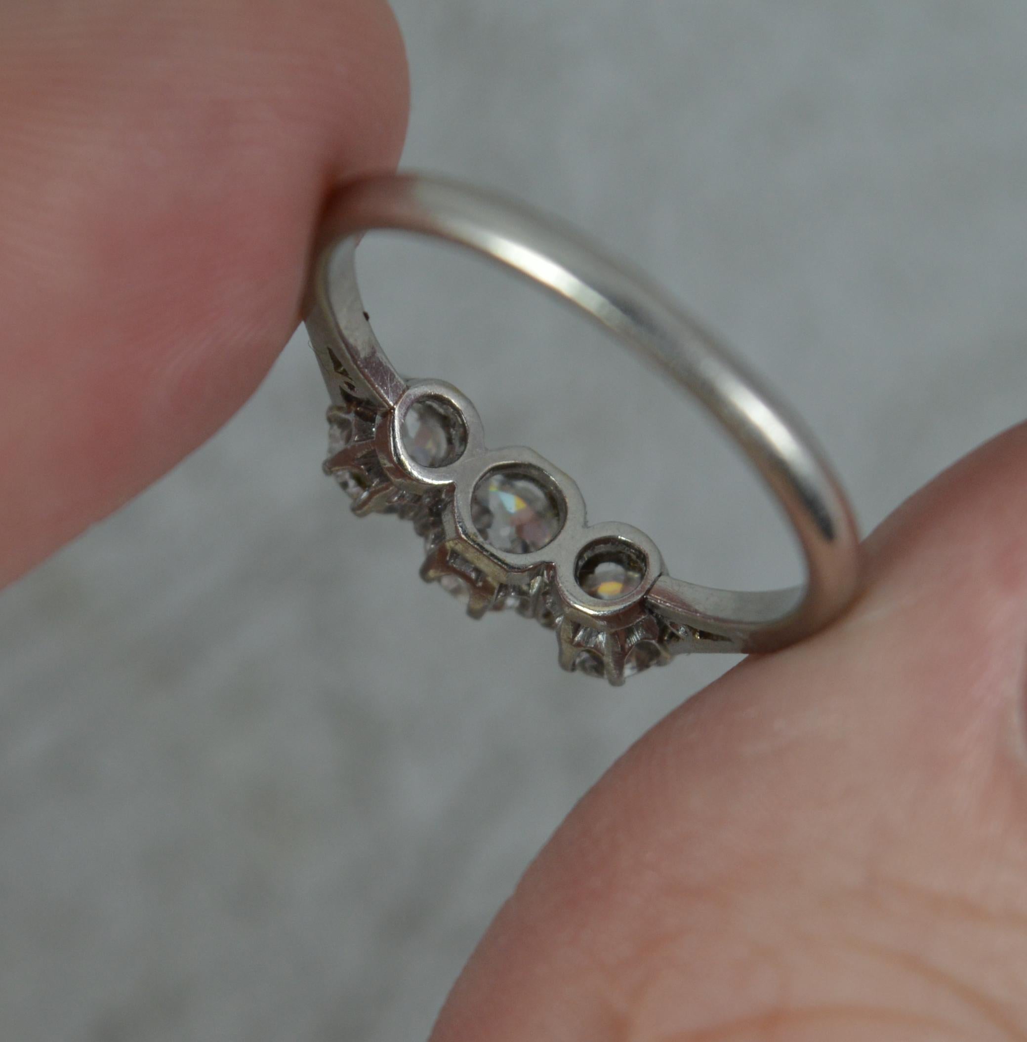 Antiker 0,7 Karat Diamant im Altschliff und Platin Trilogie-Ring im Zustand „Gut“ im Angebot in St Helens, GB