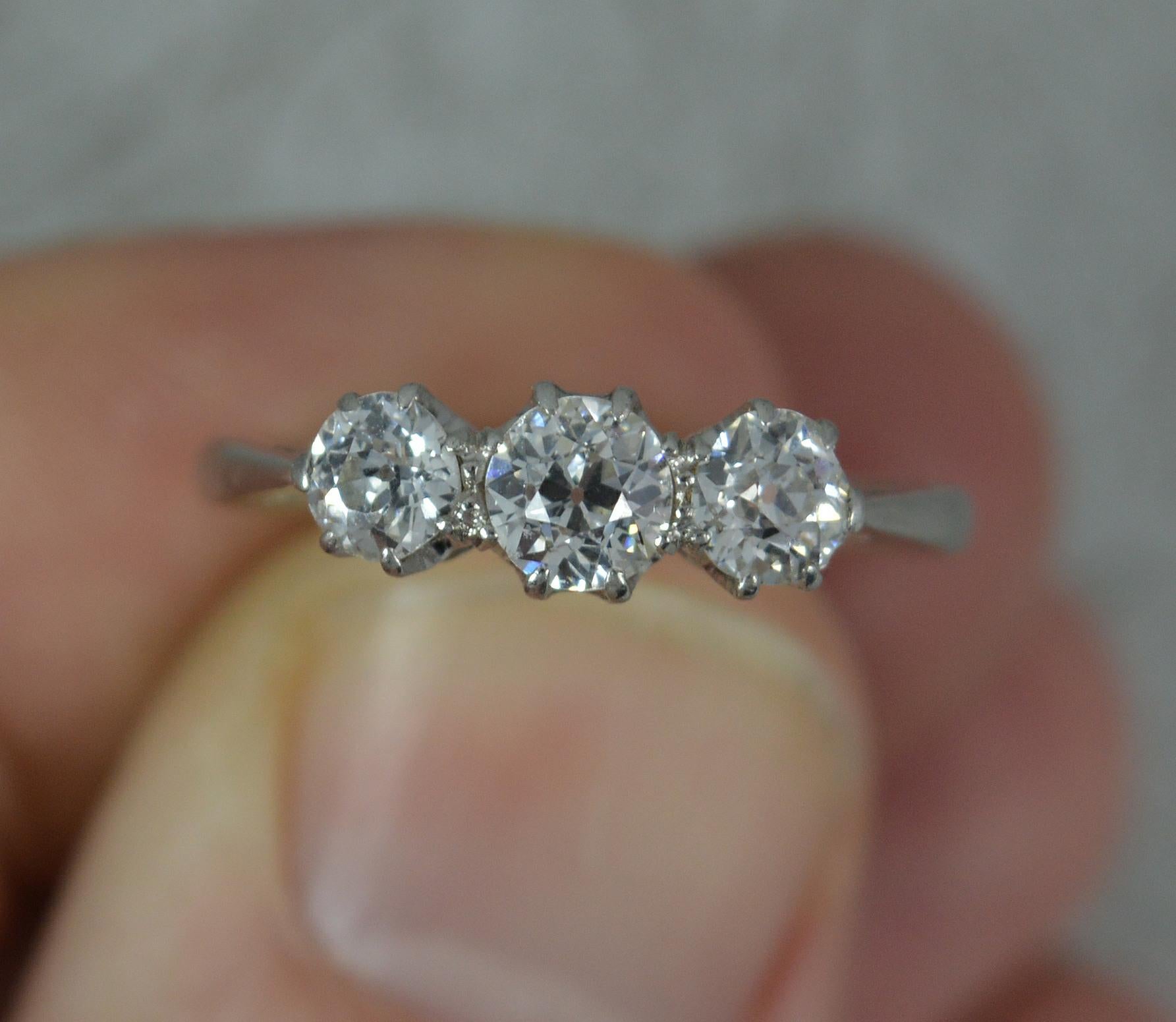 Antiker 0,7 Karat Diamant im Altschliff und Platin Trilogie-Ring im Angebot 2