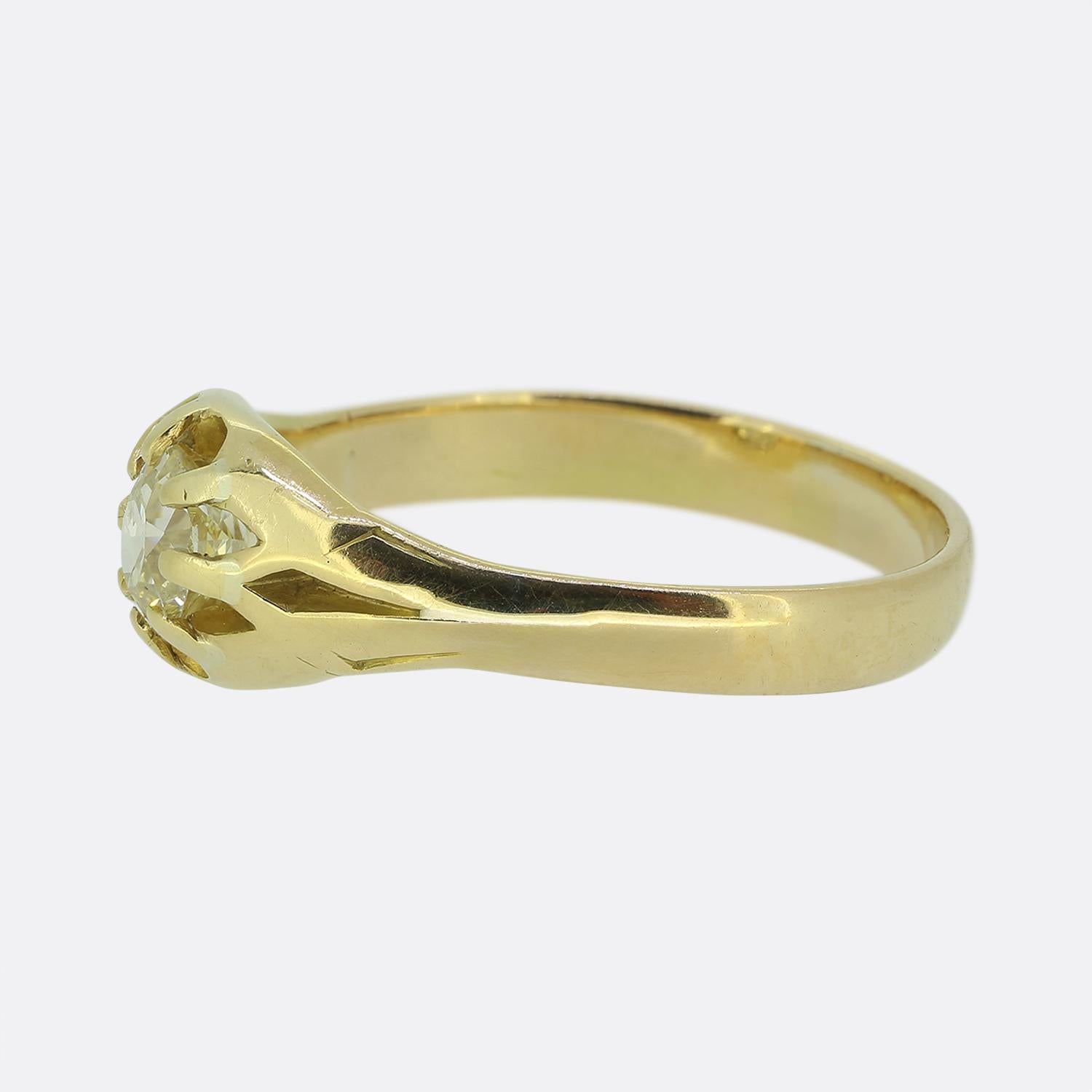 Ecco un affascinante anello gitano con diamante antico. Questo anello presenta un singolo diamante rotondo sfaccettato taglio old mine, incastonato in un'originale montatura a griffe al centro della faccia. Realizzato in oro giallo 18 ct, il
