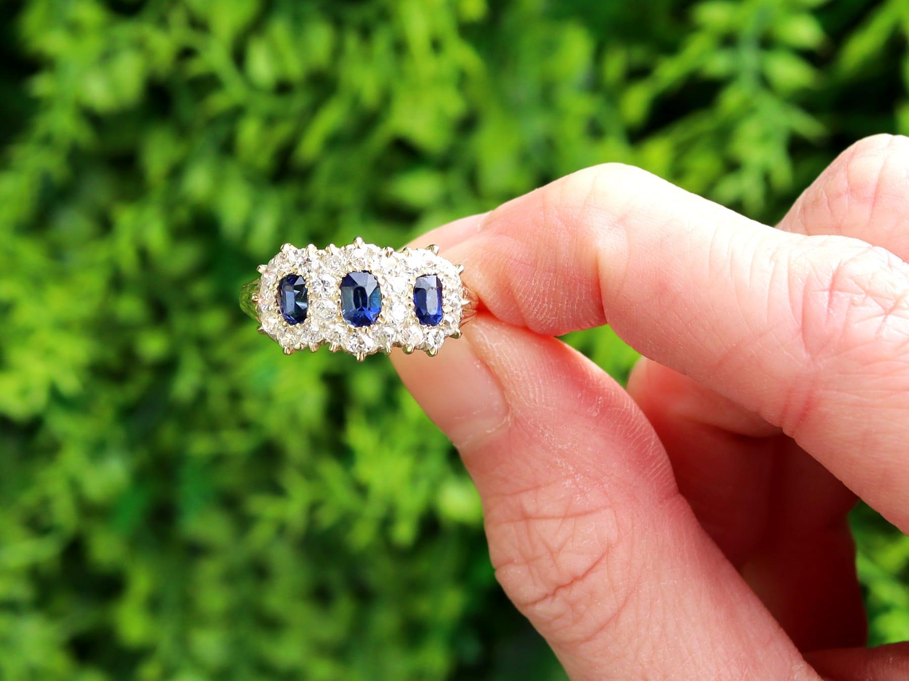 Impresionante anillo victoriano antiguo de 0,80 quilates de zafiro y 1,25 quilates de diamante, triple racimo engastado en oro amarillo de 18 quilates y plata; forma parte de nuestra colección de anillos victorianos.

Este asombroso, fino e