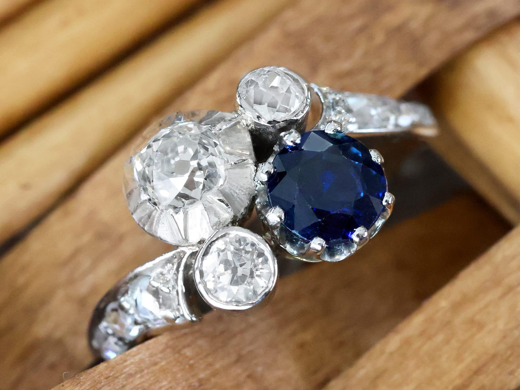 Antiker 0,80ct Saphir und 1,23ct Diamant, 18k Gelbgold Twist Ring im Zustand „Hervorragend“ im Angebot in Jesmond, Newcastle Upon Tyne