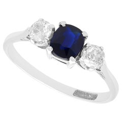 Antico anello a trilogia in platino con zaffiro da 0,83 carati e diamante da 0,52 carati, CIRCA 1930