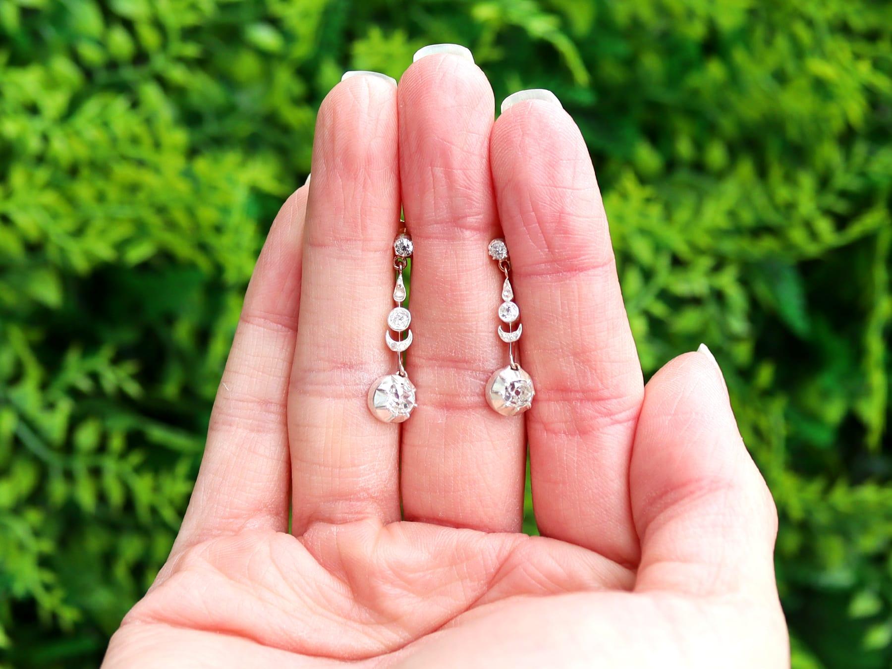 Ein feines und beeindruckendes Paar antiker viktorianischer Ohrringe mit 0,84 Karat Diamant, 18 Karat Gelbgold und Silber; Teil unserer viktorianischen Diamantschmuckkollektion.

Diese feinen und beeindruckenden antiken Tropfenohrringe sind aus 18