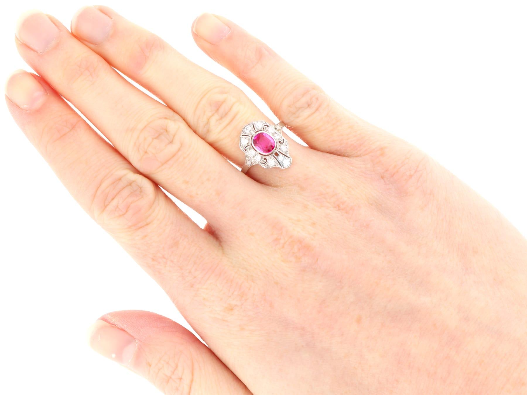 Bague ancienne en platine avec rubis de 0,84 carat et diamants de 0,40 carat, c. 1910 en vente 4