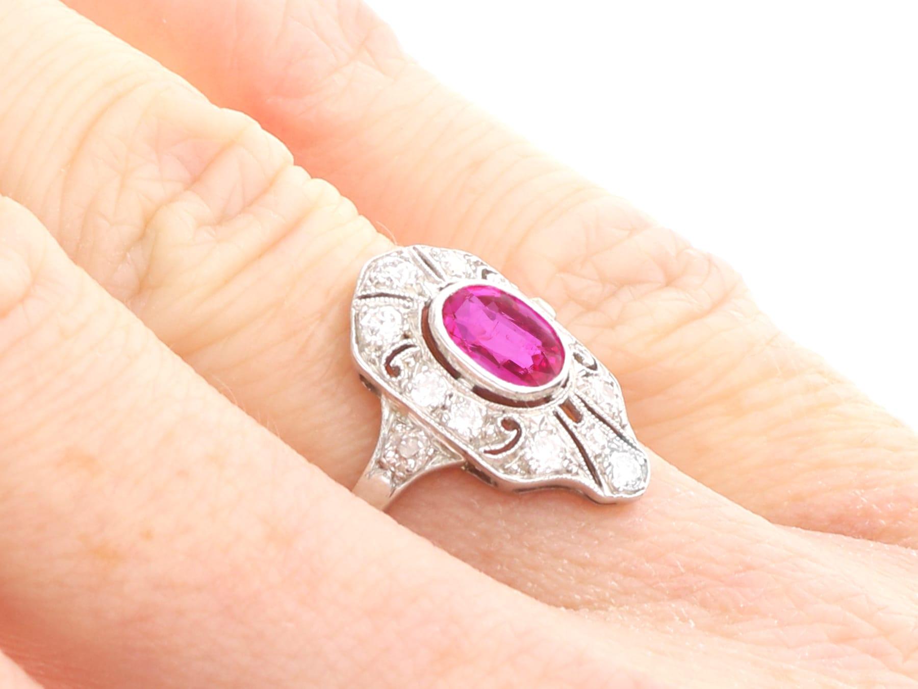 Bague ancienne en platine avec rubis de 0,84 carat et diamants de 0,40 carat, c. 1910 en vente 5
