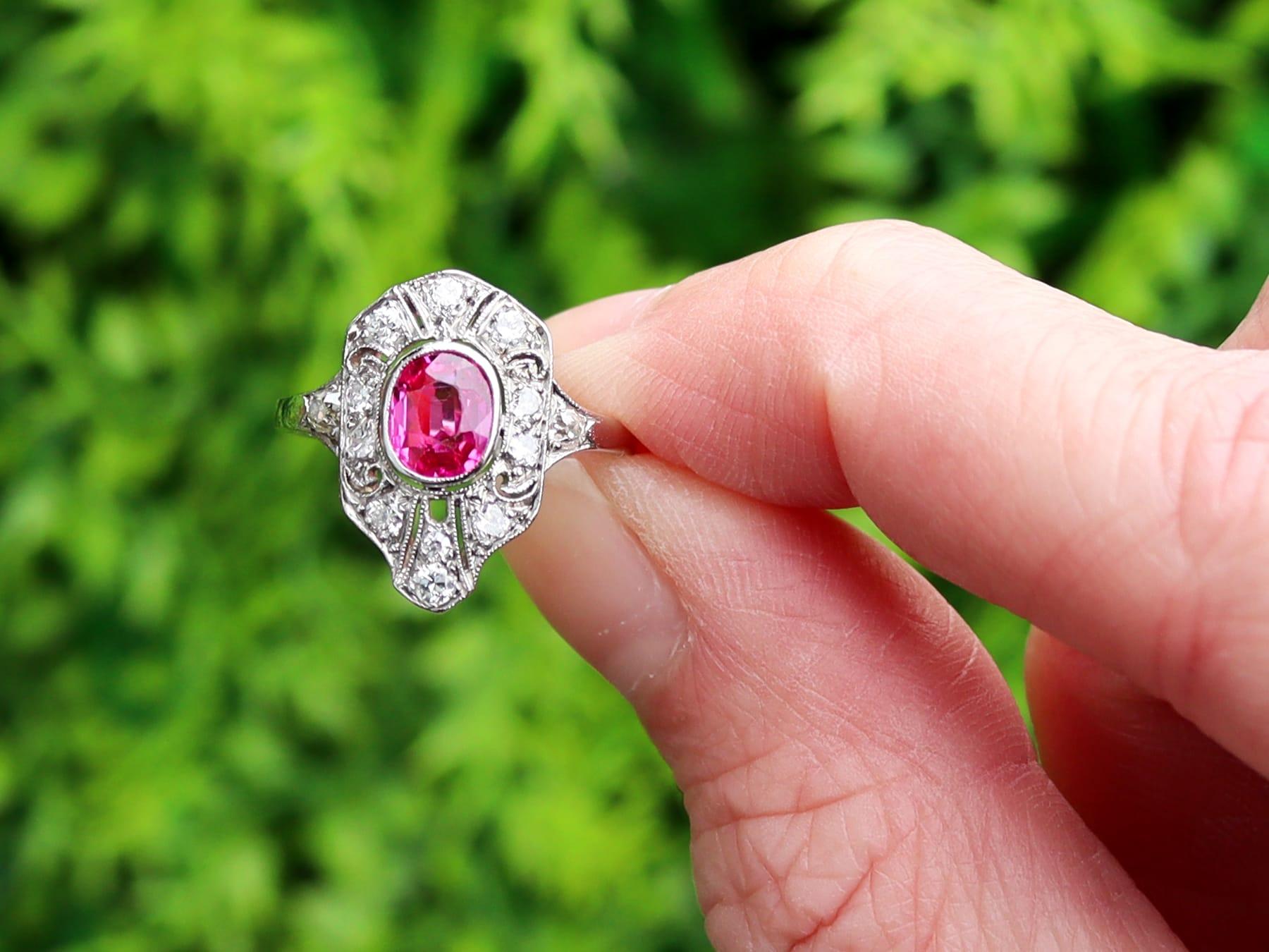 Une superbe, fine et impressionnante bague ancienne édouardienne de 0,84 carat de rubis, 0,40 carat de diamant et platine ; faisant partie de notre collection de bijoux édouardiens.

Cette magnifique bague ancienne de style édouardien a été réalisée