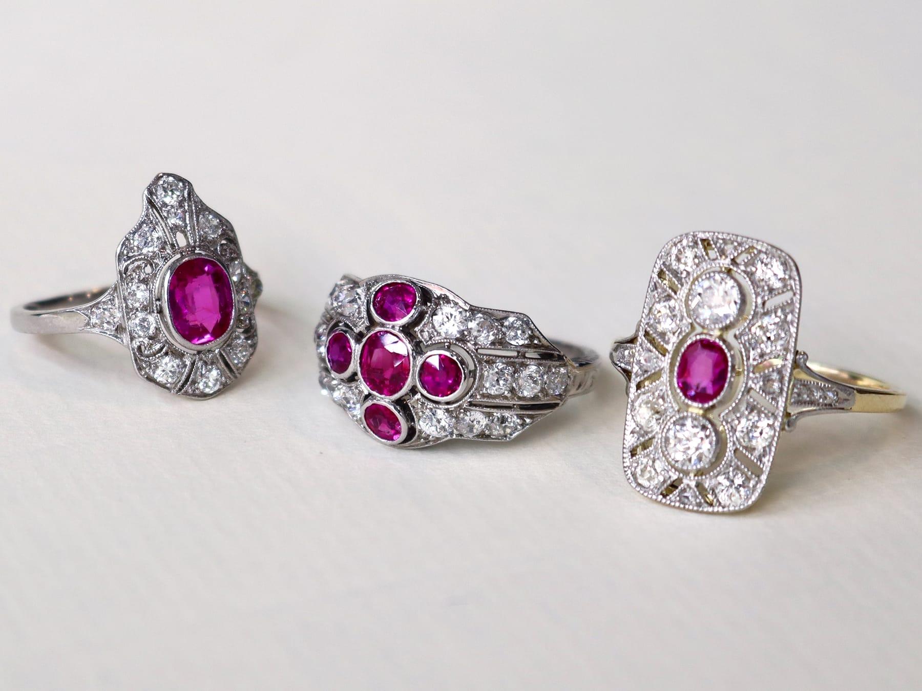 Édouardien Bague ancienne en platine avec rubis de 0,84 carat et diamants de 0,40 carat, c. 1910 en vente