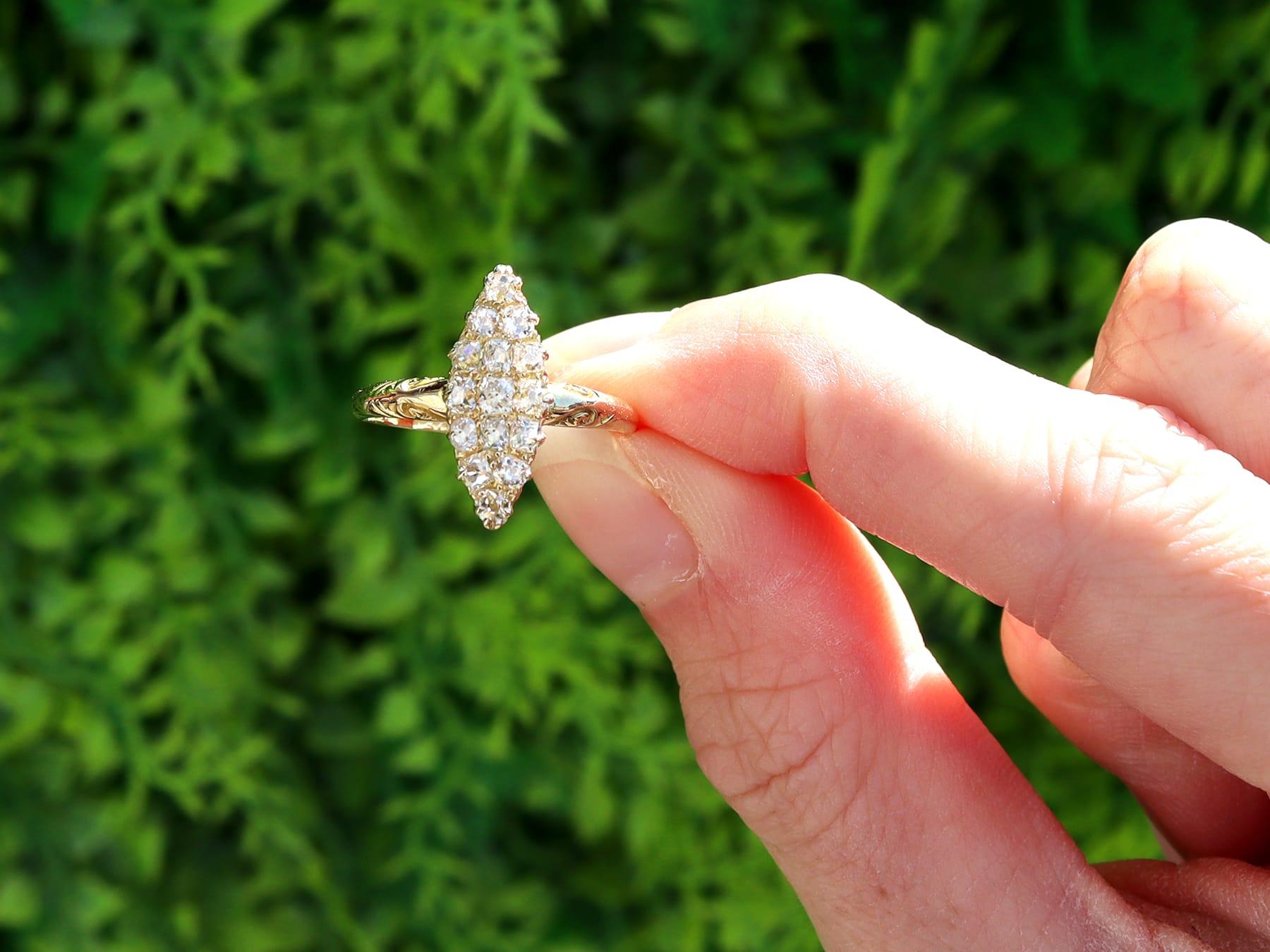 Une belle et impressionnante bague ancienne de 0,90 carat en diamant et or jaune 18 carats en forme de marquise, faisant partie de notre collection variée de bagues anciennes en diamant.

Cette belle et impressionnante bague ancienne en diamant a