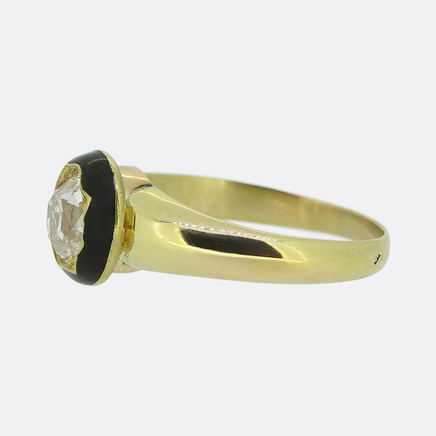 Nous avons ici une fabuleuse bague solitaire en diamant datant de l'époque victorienne. La pièce maîtresse est un diamant antique de taille coussin, d'une blancheur éclatante. Le diamant est entouré d'une subtile bordure d'émail noir qui rehausse