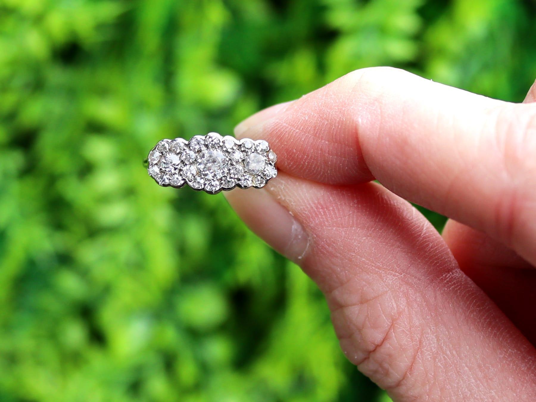 Superbe, fine et impressionnante bague ancienne de 0,95 carat en diamant, or jaune 18 carats et or blanc 18 carats, sertie d'une trilogie, faisant partie de nos diverses collections de bagues édouardiennes en diamant.

Cette belle et impressionnante