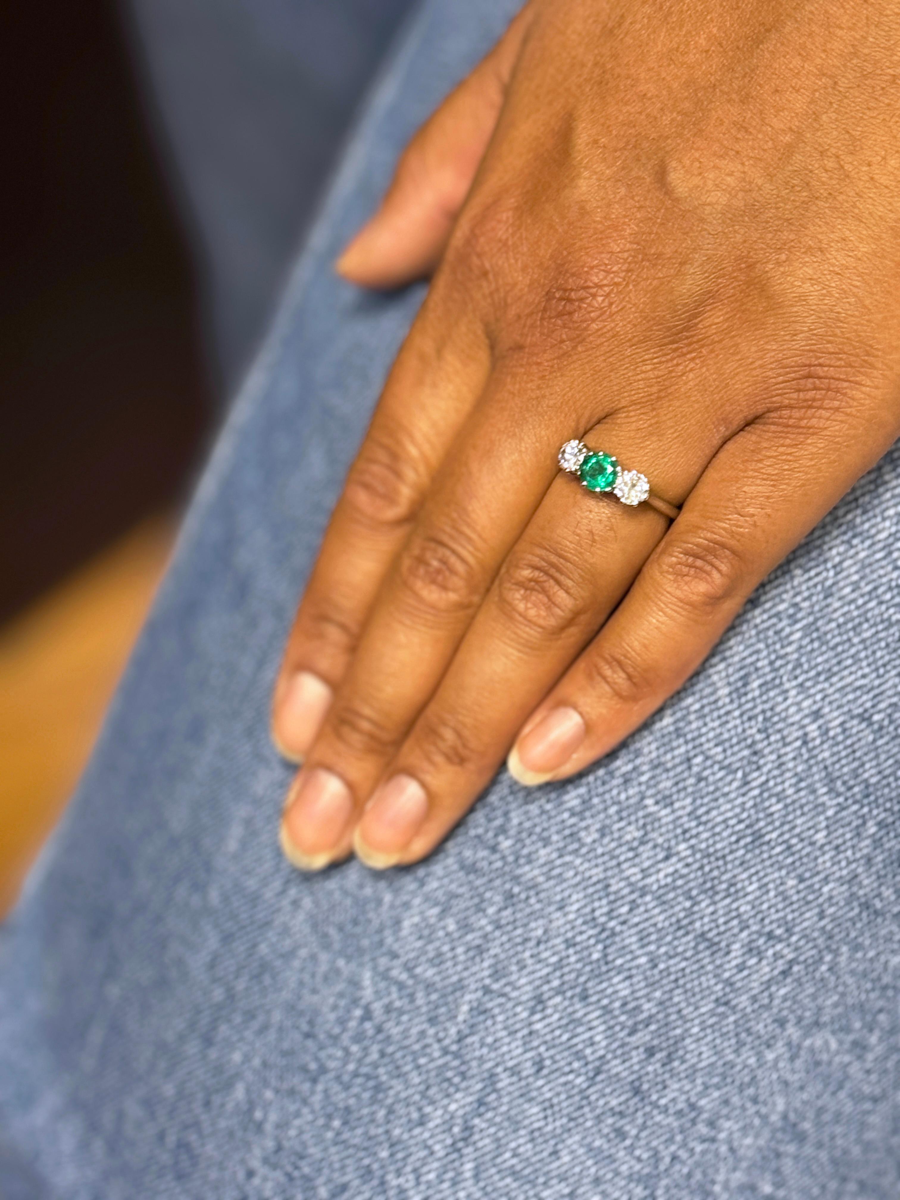 Antique 0.95 Carat Emerald and Diamond Three Stone Platinum Ring For Sale 1