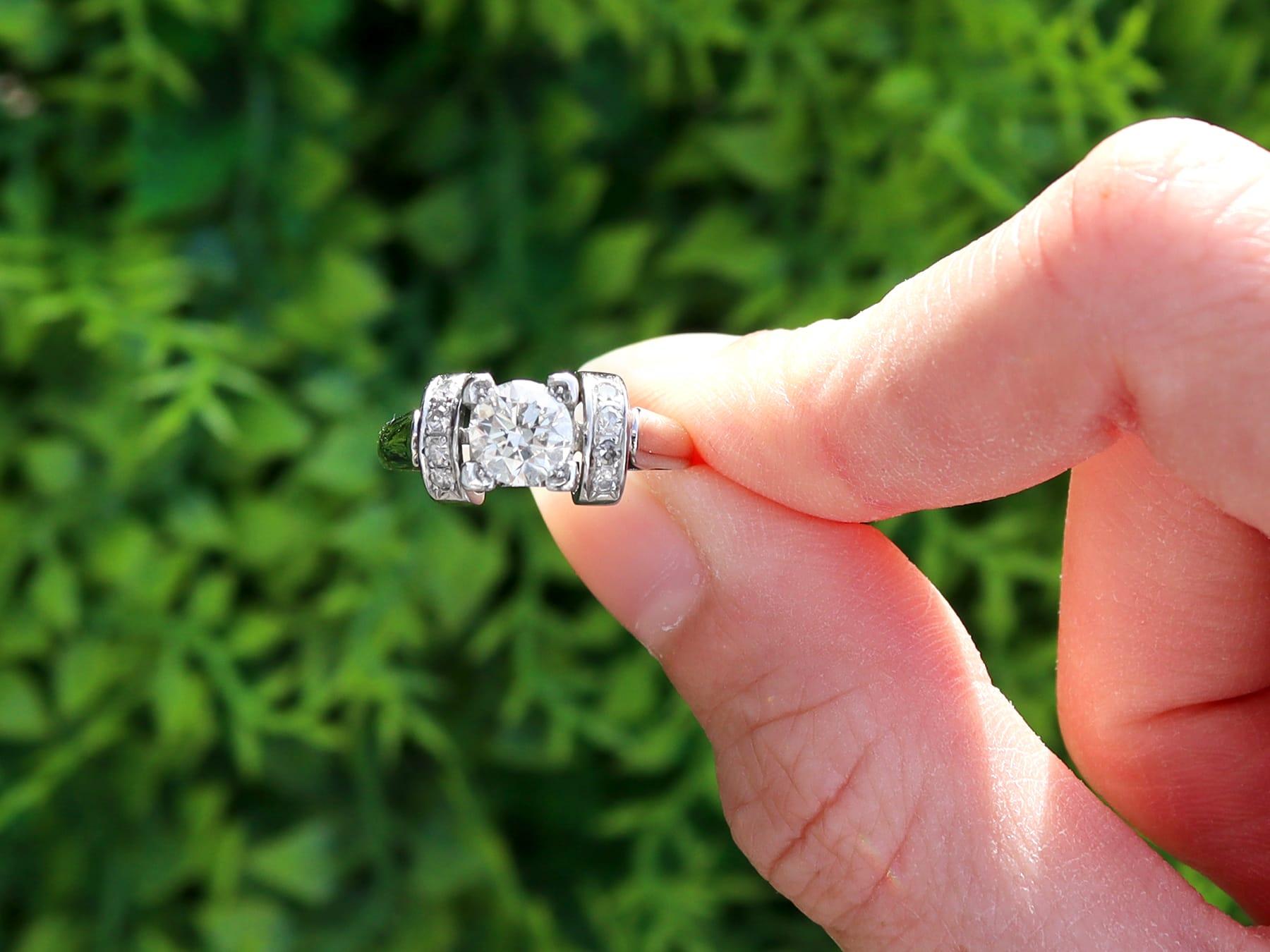 Une magnifique bague de fiançailles de style solitaire en or blanc 18 carats et platine, sertie d'un diamant de 0,95 carat. Cette bague fait partie de notre gamme variée de bagues en diamant des années 1920.

Cette magnifique, fine et
