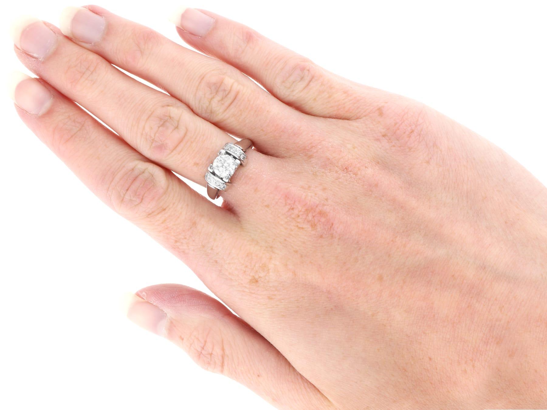 Bague de fiançailles de style solitaire en or blanc 18 carats et diamant 0,95 carat, c. 1925 en vente 3