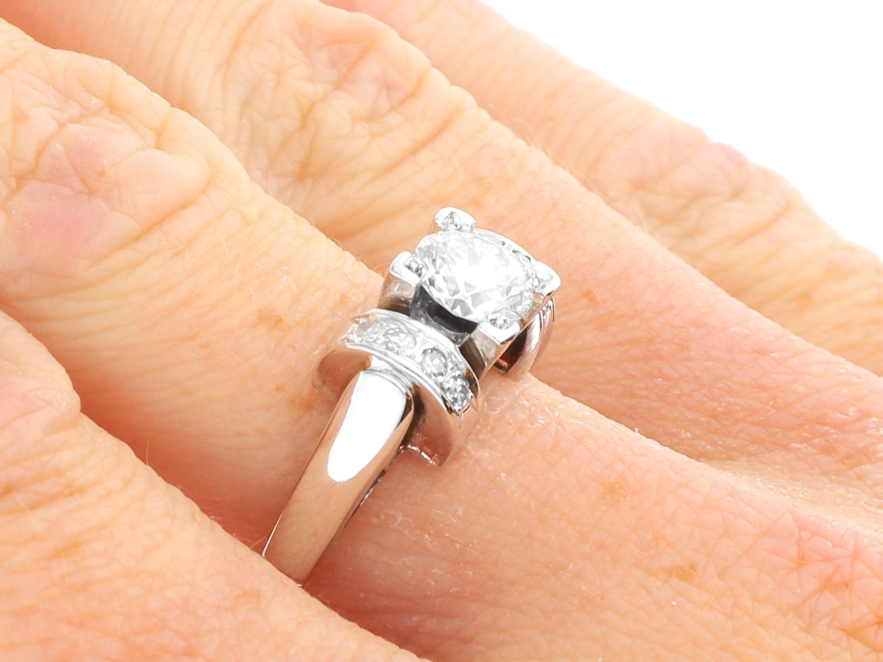 Bague de fiançailles de style solitaire en or blanc 18 carats et diamant 0,95 carat, c. 1925 en vente 4