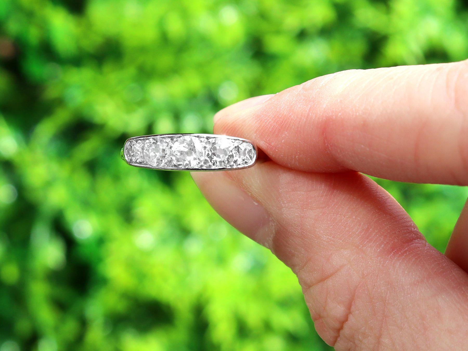 Ein feiner und beeindruckender 0,96 Karat Diamant- und Platinring mit fünf Steinen; Teil unserer verschiedenen antiken Schmucksammlungen

Dieser schöne und beeindruckende antike Diamantring mit fünf Steinen ist aus Platin gefertigt.

Die schlichte