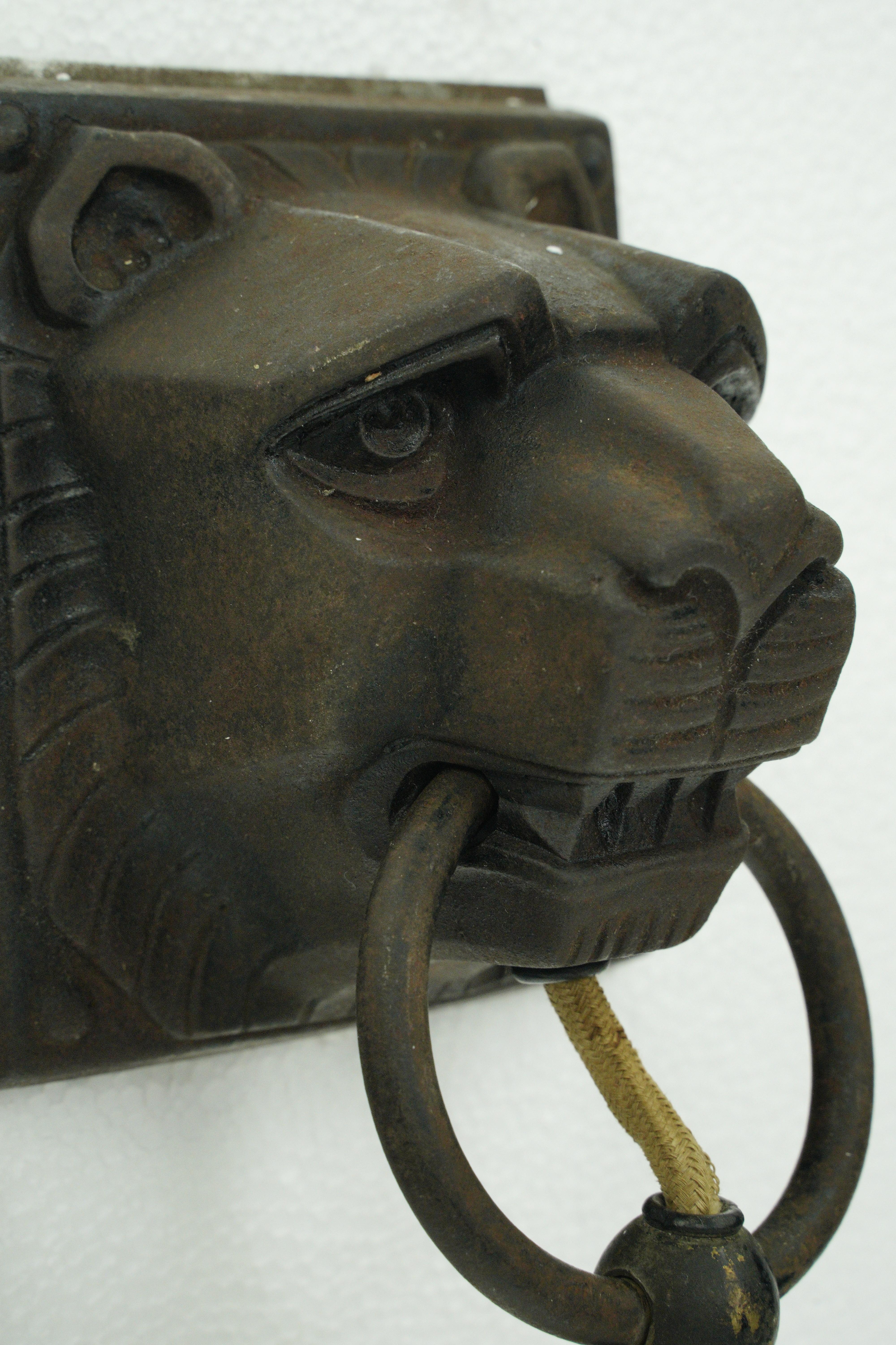 Antique 1 Bulb Cast Iron Lion Head Wall Sconce In Good Condition In New York, NY