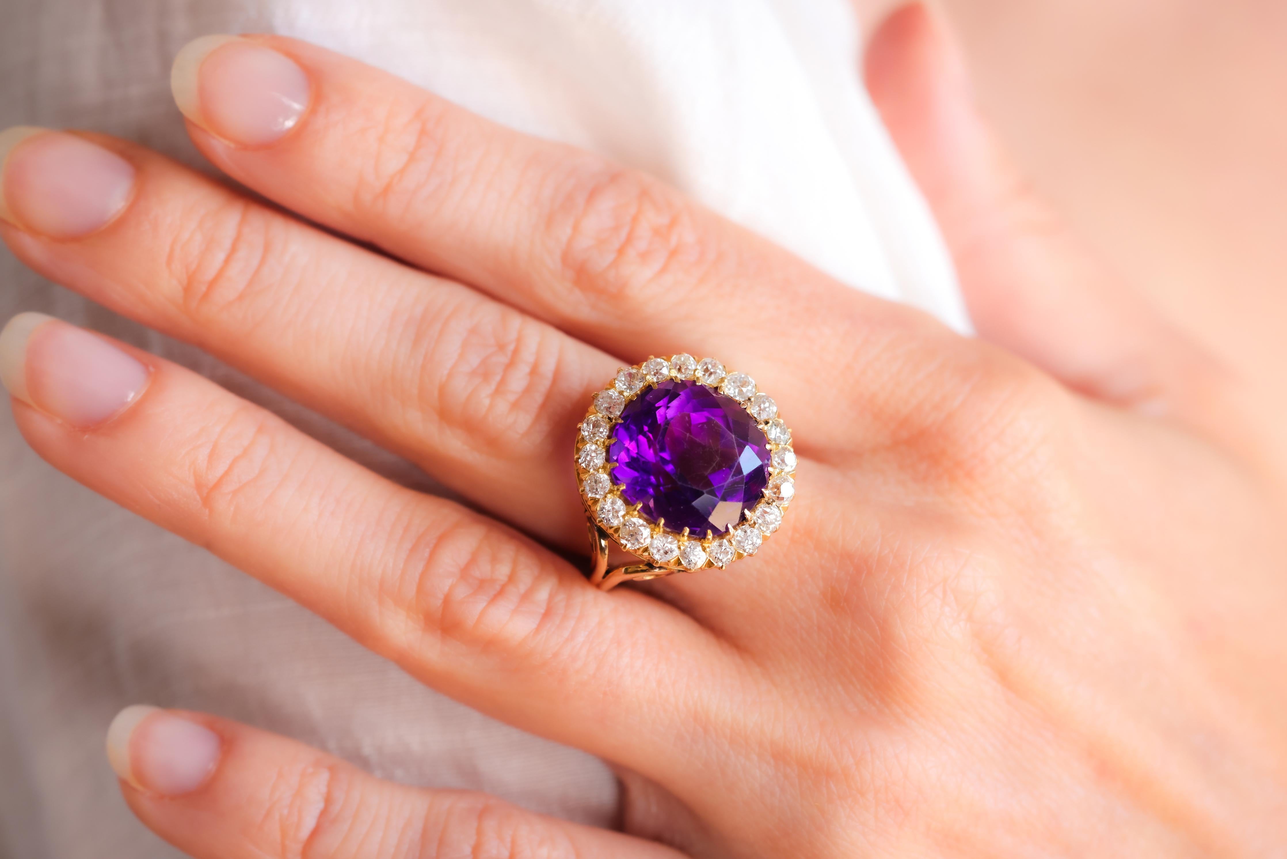 Mittelstein: Amethyst
Schnitt: Rund 
Gewicht: Ungefähr 10 Karat
Farbe: Lila
Akzentuierungsstein: 20 Diamanten
Schnitt: Alteuropäisch
Gewicht: Ungefähr 2 Karat
Farbe: H
Klarheit: SI
Metall: 14K Gelbgold
Epoche: Viktorianisch
CIRCA: 1900
Punzierungen: