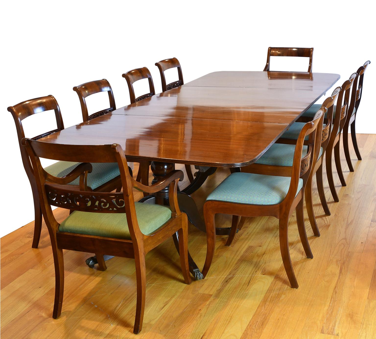 A very beautiful English Regency-style pedestal dining table from New York or Philadelphia in three parts in fine mahogany. Each of the three pedestals features a baluster-turned column with four reeded 