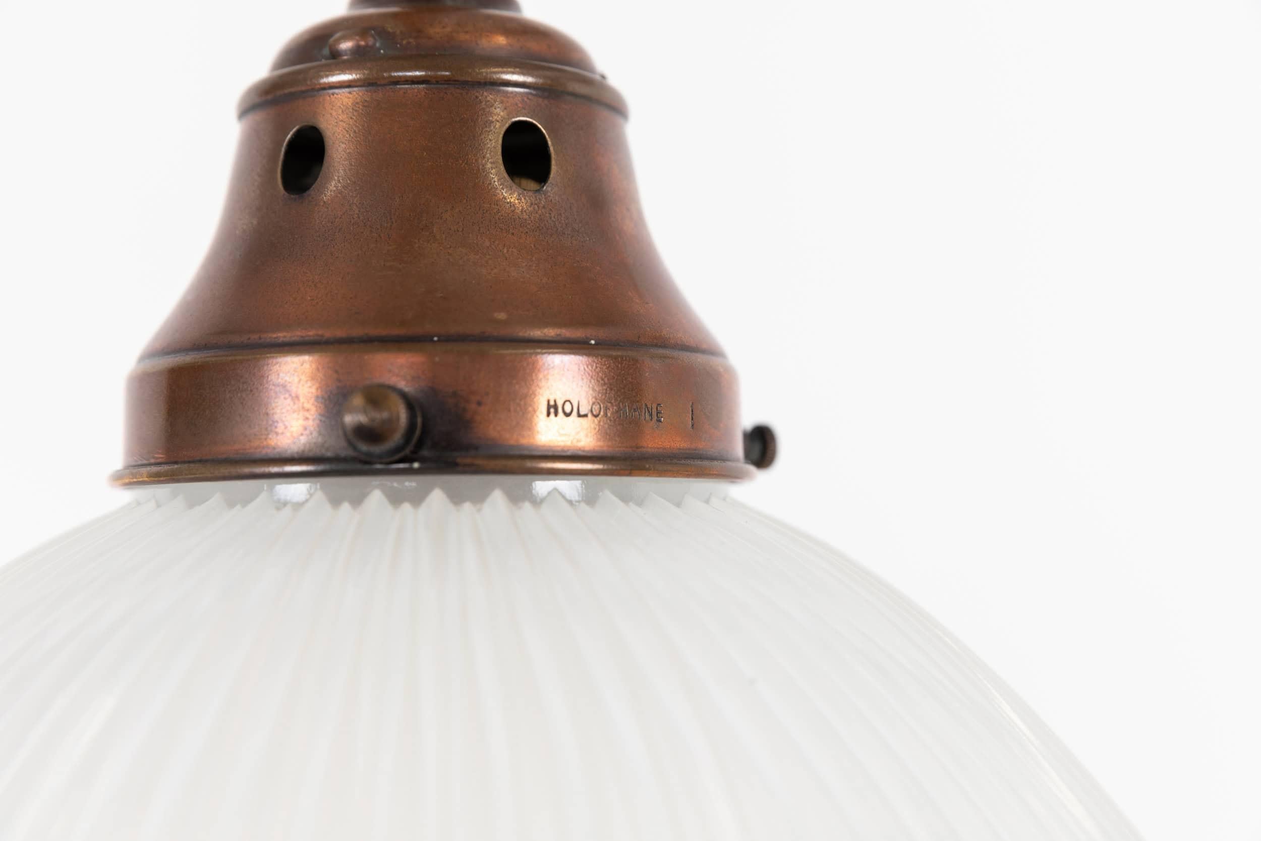 

Bellissima lampada a sospensione 'Reflector-Refractor' da 10 pollici prodotta in Inghilterra da Holophane. c.1920.

Riflettore in vetro prismatico in tre parti, compresa la coppa inferiore, sostenuto da una galleria originale in rame. Tutte le