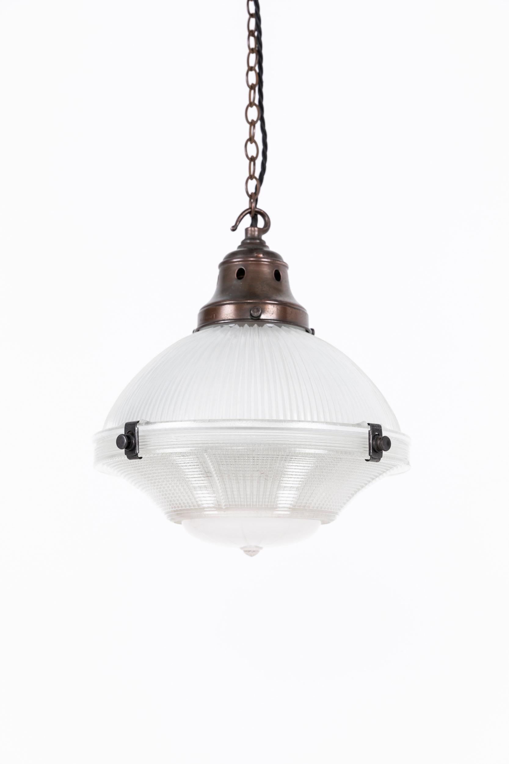 Antica lampada a sospensione in vetro prismatico con riflettore-rifrattore Holophane da 10", c.1920