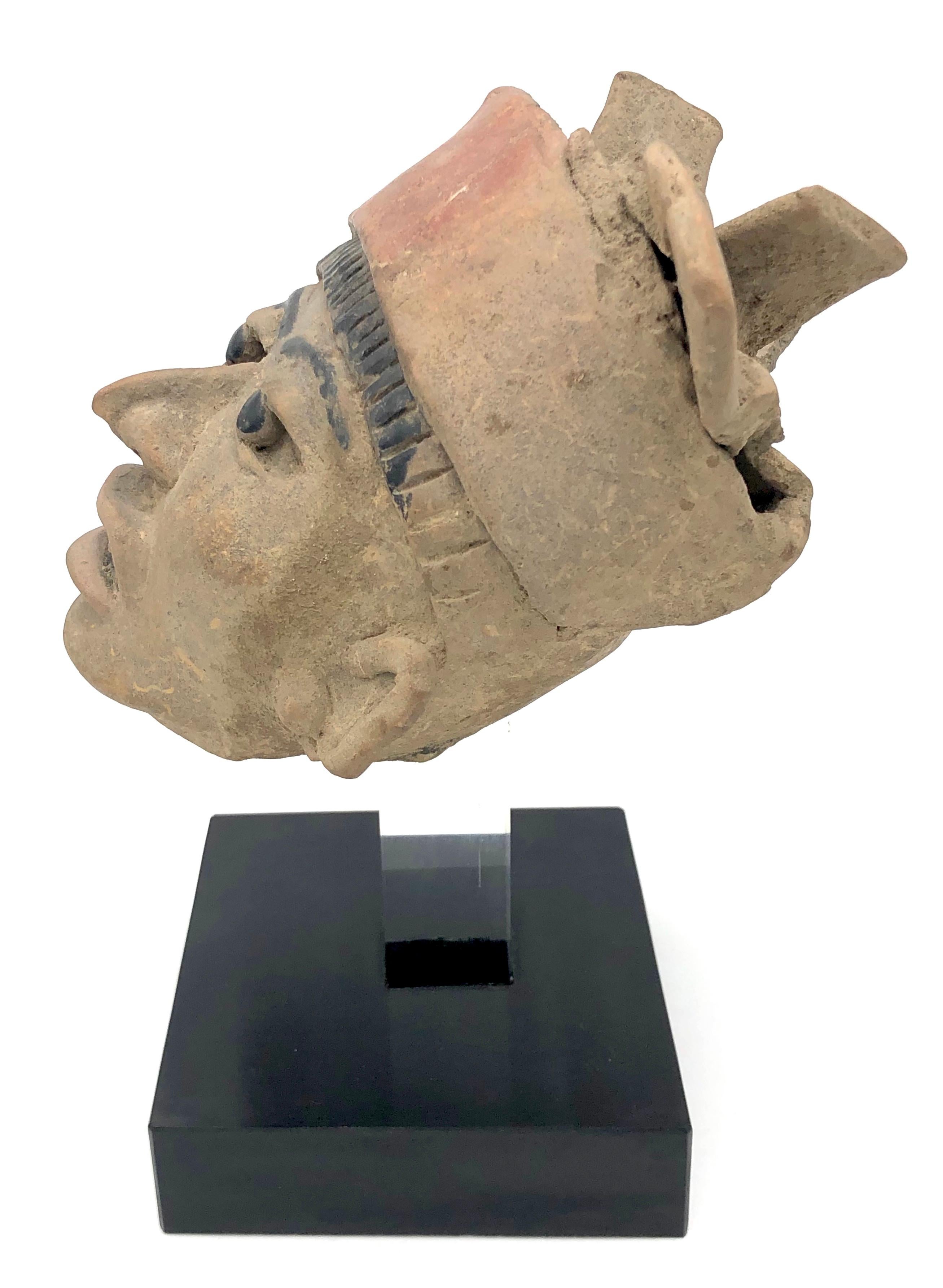 Antike 100 B.C.-800 A.C. Terrakotta-Skulptur eines Kriegers aus Mexiko, Remojadas Kultur (Gemalt) im Angebot