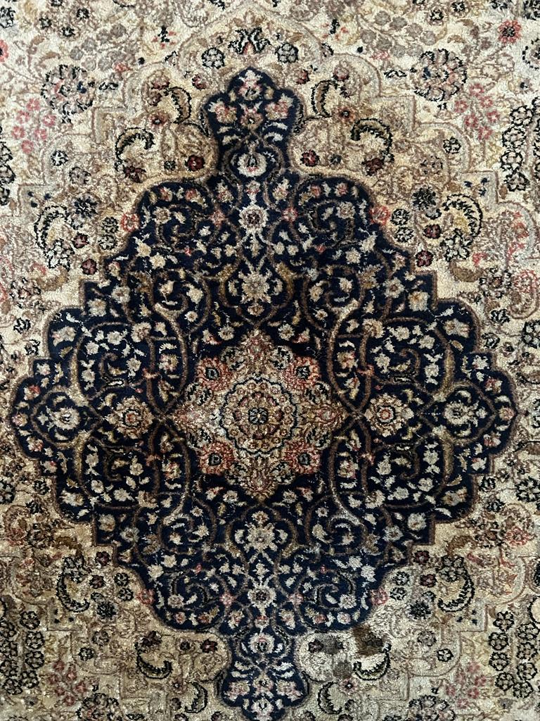 Questo tappeto è un antico Hereke di pura seta di altissima qualità realizzato in Turchia negli anni '20-'30. Misura 121 x 181 cm. È stato realizzato al 100% con seta su seta ed è estremamente raffinato, morbido e attraente. 
Il tappeto è in ottime
