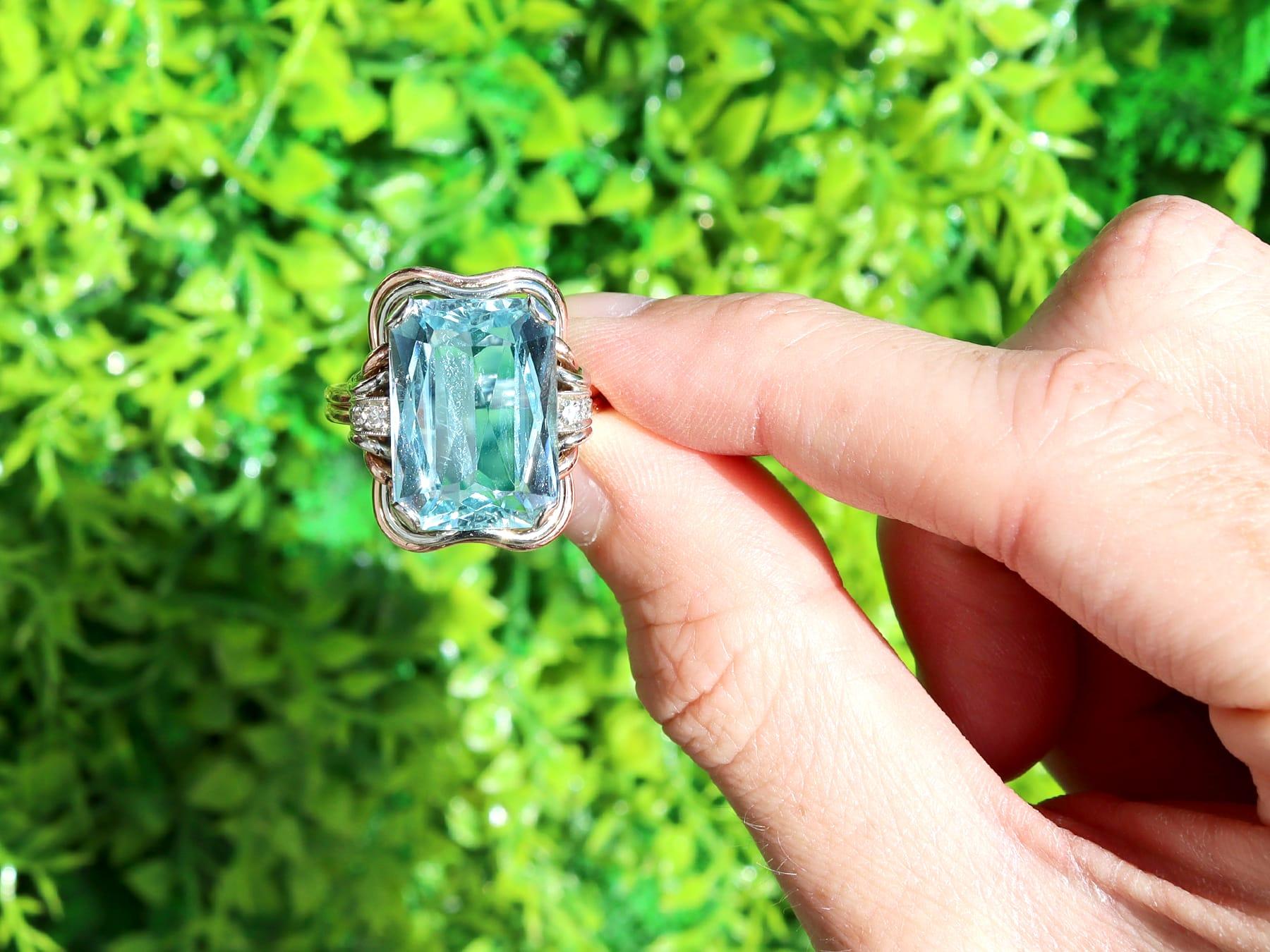 Superbe, fine et impressionnante bague habillée en aigue-marine de 10,05 carats et diamant de 0,08 carat, sertie d'or rose et d'or blanc 14 carats, faisant partie de nos diverses collections de bijoux anciens en aigue-marine.

Cette magnifique bague