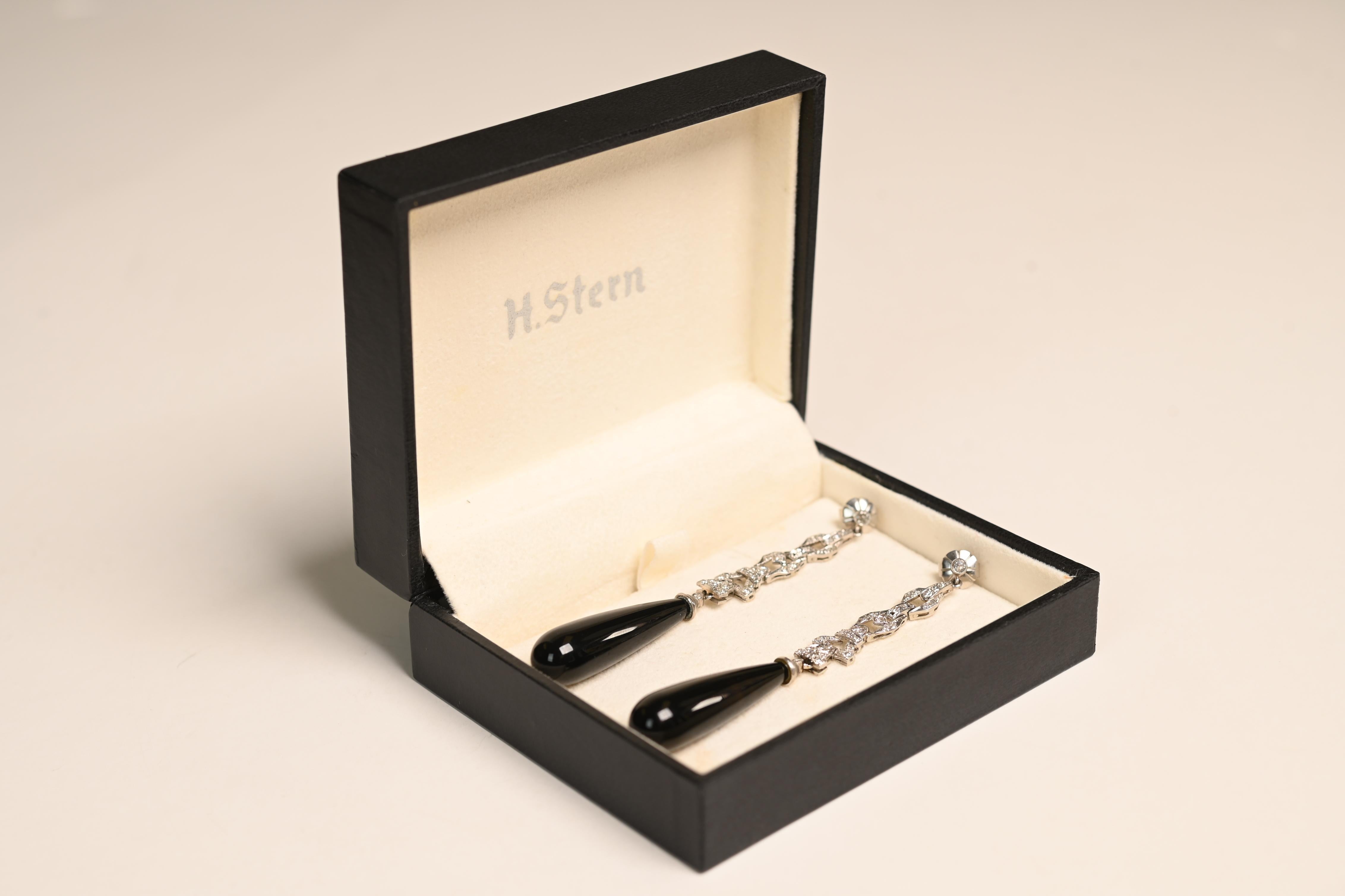 Presenting a stunning pair of antique platinum hanging earrings, a quintessential example of timeless elegance and Art Deco craftsmanship. These exquisite earrings feature old European-cut diamonds intricately arranged within ornate Art