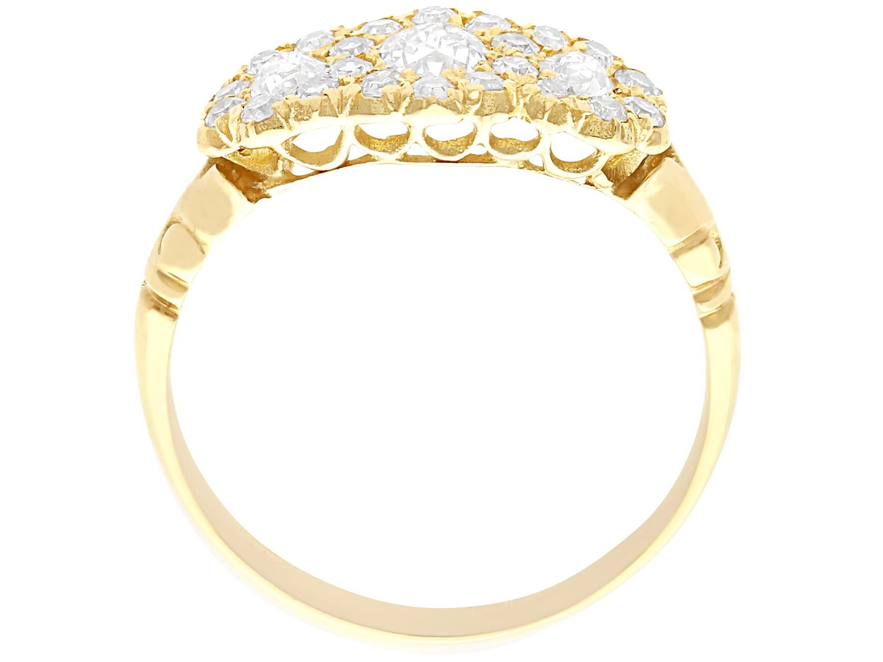 Antiker 1,01 Karat Diamant und Gelbgold Trilogie Cluster Ring, um 1910 Damen im Angebot
