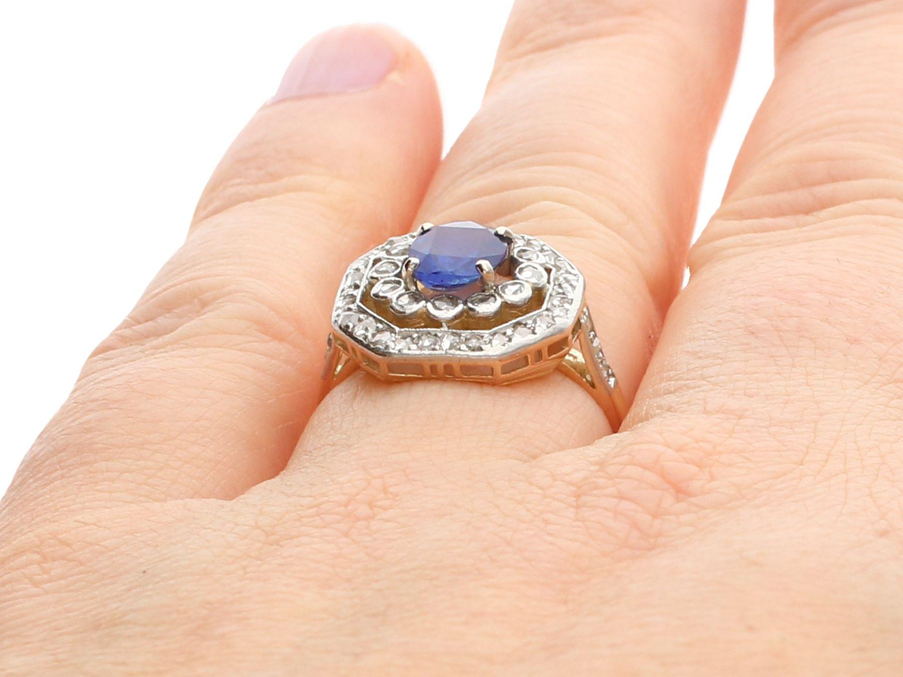 Antiker edwardianischer Gelbgold-Cluster-Ring mit 1,02 Karat blauem Saphir und Diamant im Angebot 3