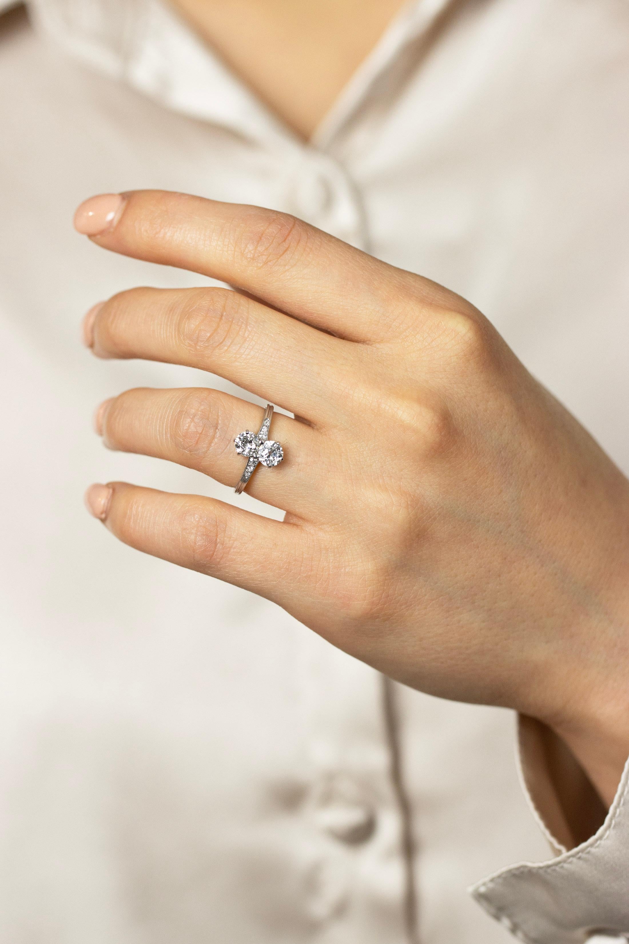 Bague de fiançailles ancienne à double diamant de taille européenne ancienne de 1,02 carat au total Pour femmes en vente