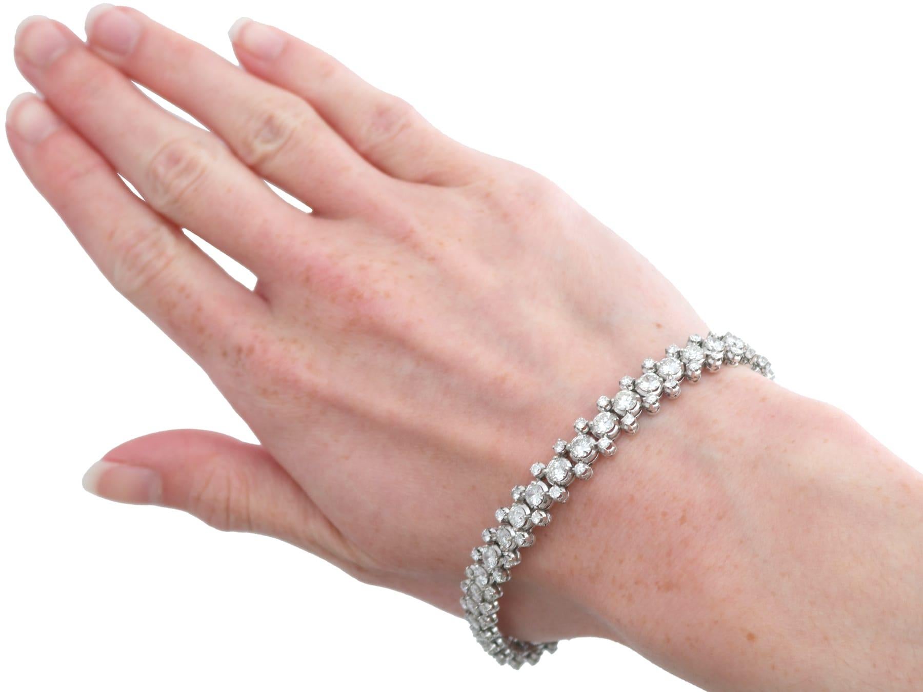 Antico bracciale con diamanti da 10,28 carati e oro bianco 18k Circa 1920 in vendita 7