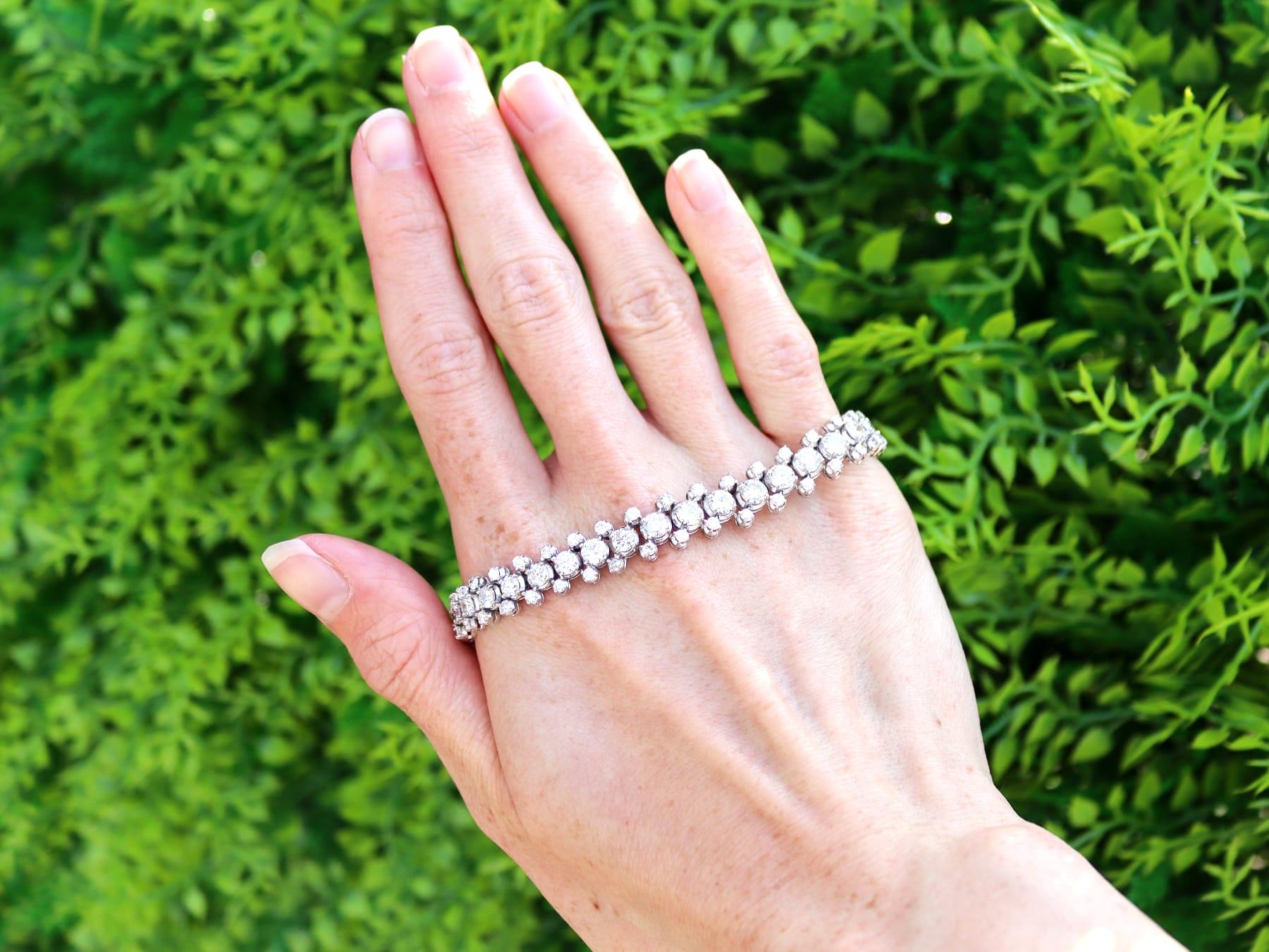 Uno splendido bracciale antico da 10,28 carati con diamanti e oro bianco da 18 carati; fa parte delle nostre diverse collezioni di gioielli con diamanti e gioielli d'epoca del 1920.

Questo splendido bracciale con diamanti antichi, raffinato e di