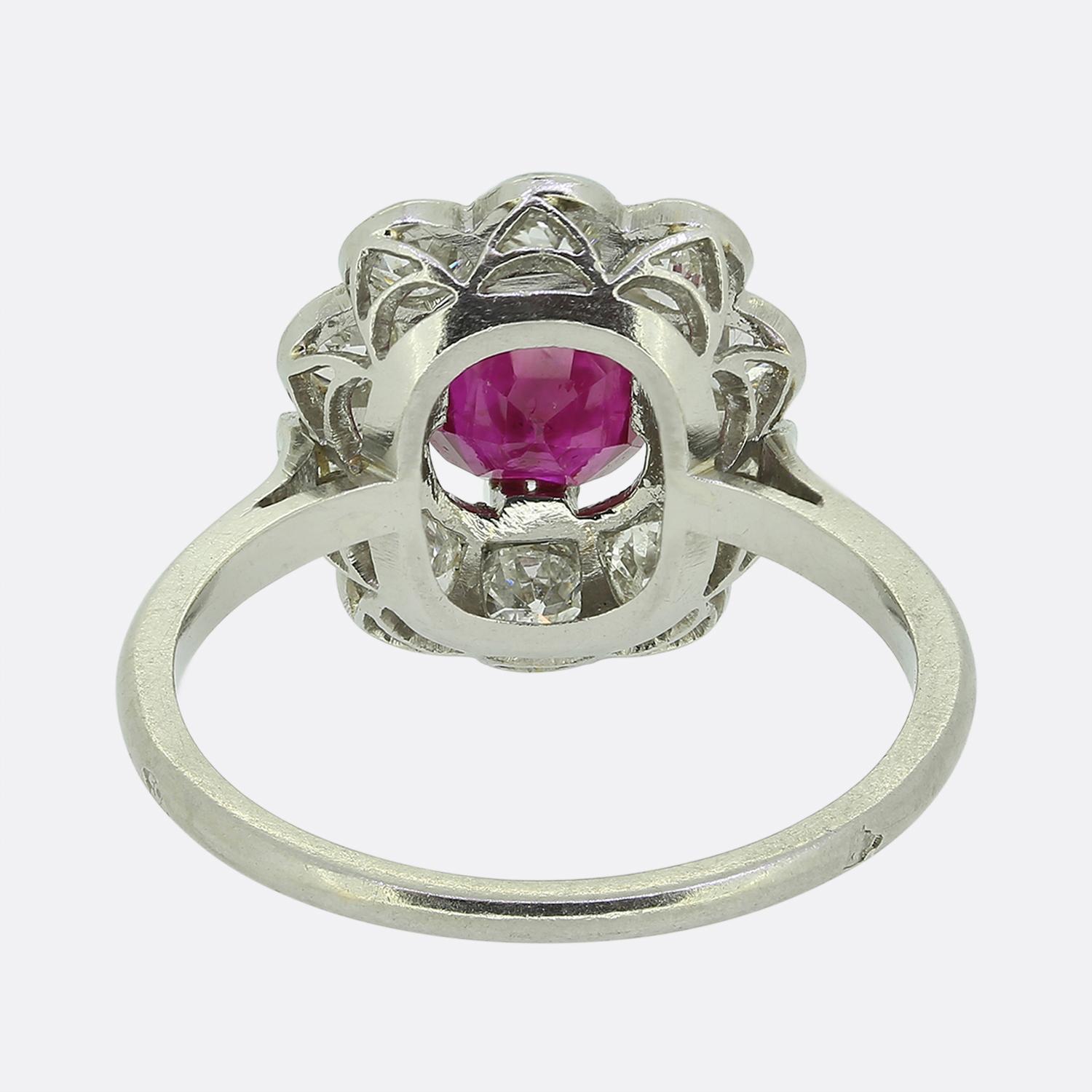 Anillo antiguo de rubí birmano y diamantes de 1,05 quilates Corte oval en venta